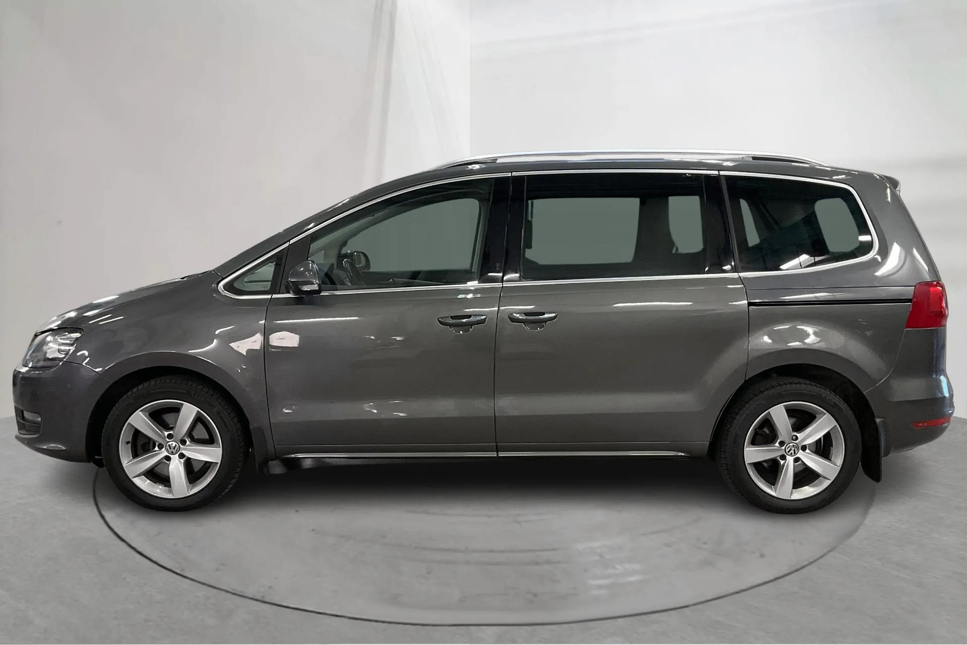 Presentationsfoto 2 av 19: VW Sharan 2.0 TDI BlueMotion Technology 4motion (140hk) - 27 194 mil - Manuell - grå - 2015
