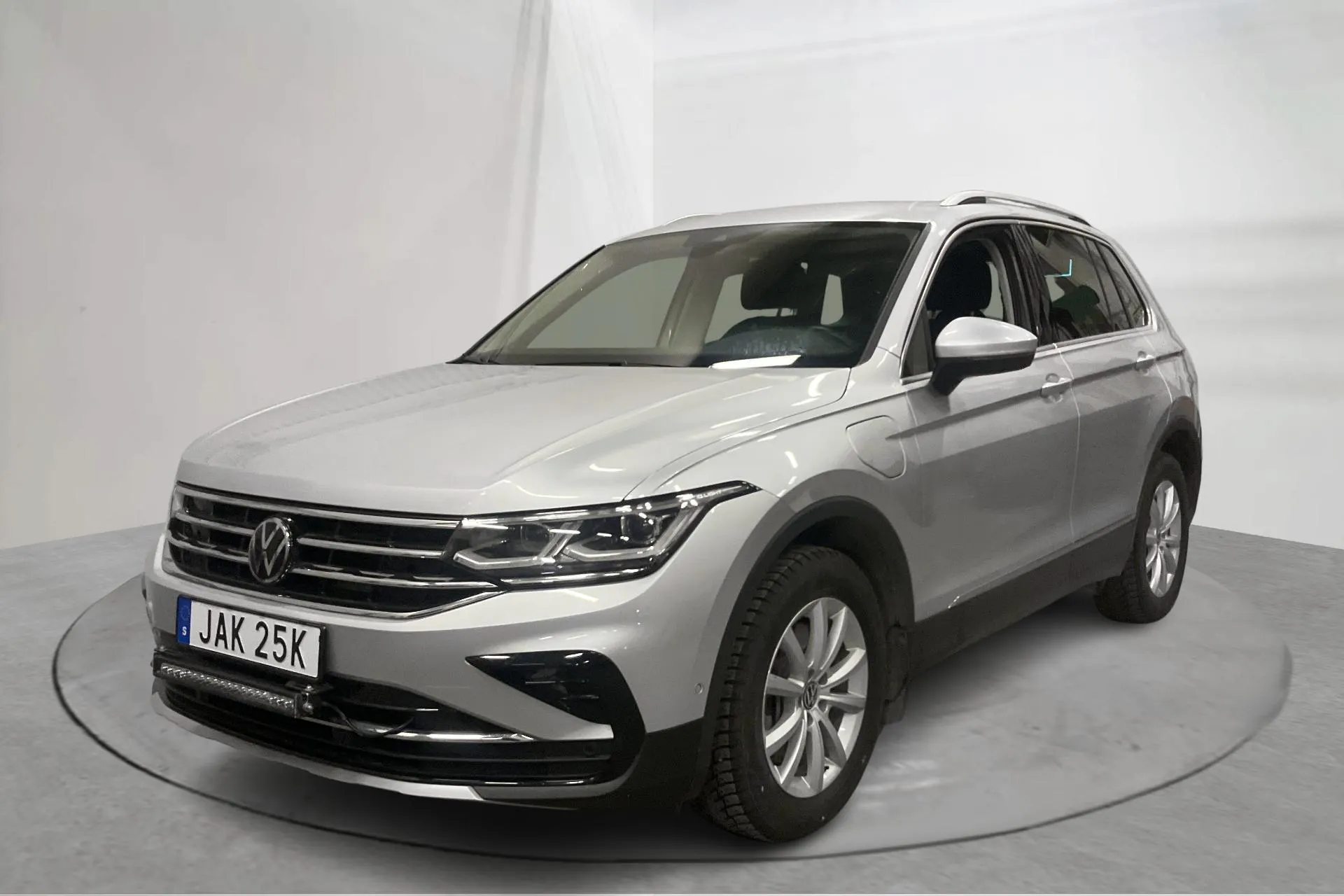 Presentationsfoto 1 av 17: VW Tiguan 1.4 TSI eHybrid (245hk) - 10 530 mil - Automat - silver - 2023