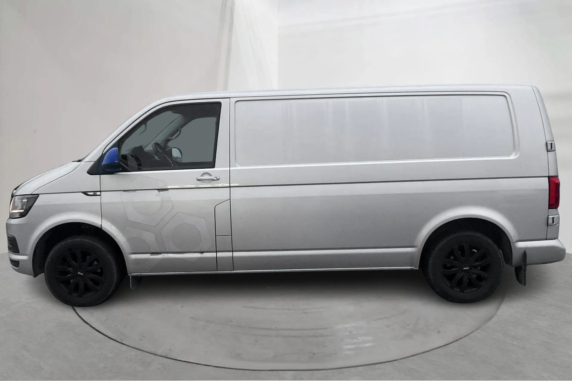 Presentationsfoto 2 av 15: VW Transporter T6 2.0 TDI BMT Skåp (150hk) - 27 568 mil - Automat - silver - 2017