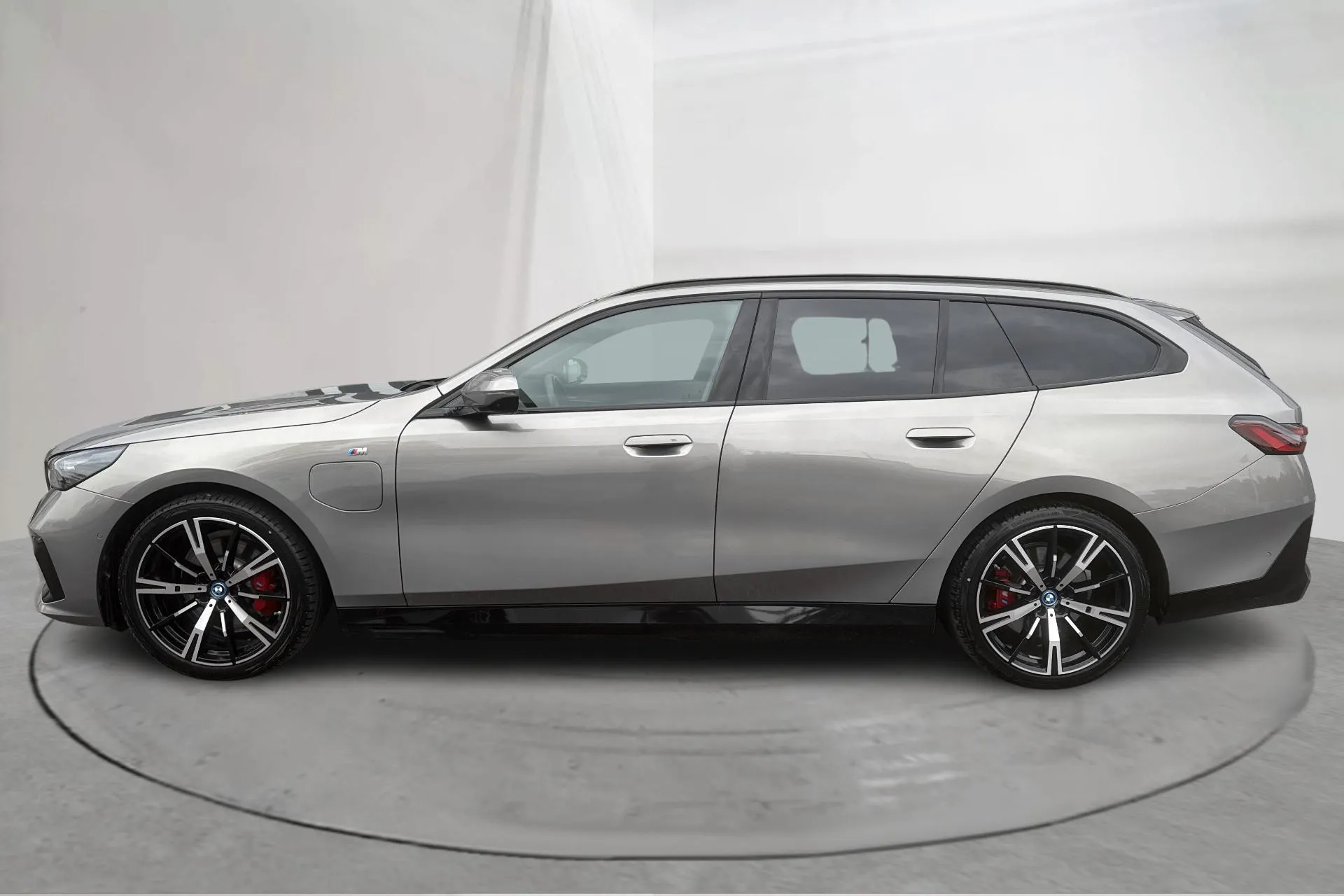 Presentationsfoto 2 av 20: BMW 530e xDrive Touring, G61 (299hk) - 4 988 mil - Automat - grå - 2025