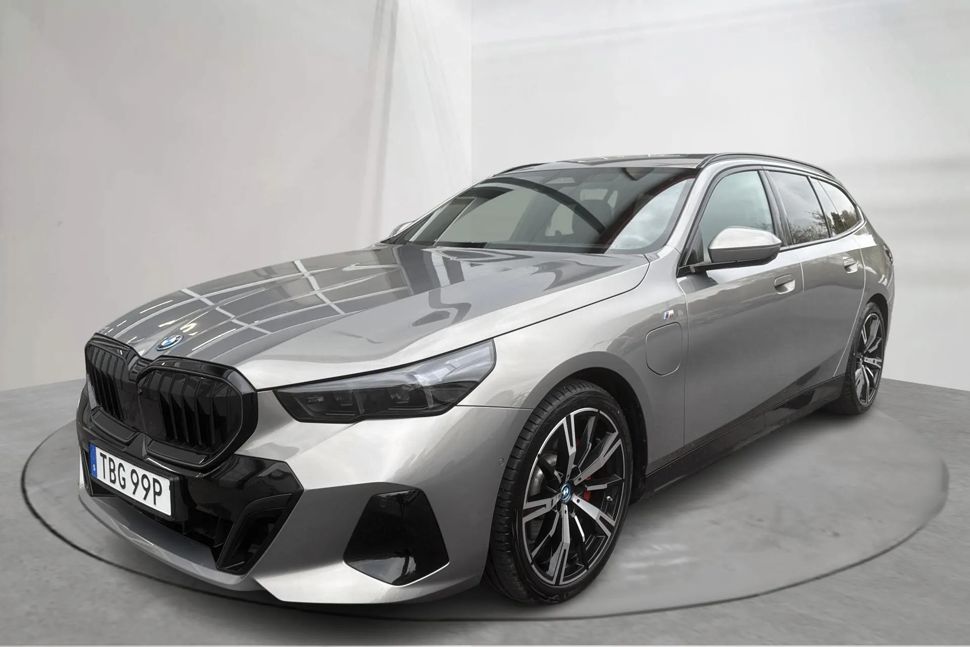 Presentationsfoto 1 av 20: BMW 530e xDrive Touring, G61 (299hk) - 4 988 mil - Automat - grå - 2025