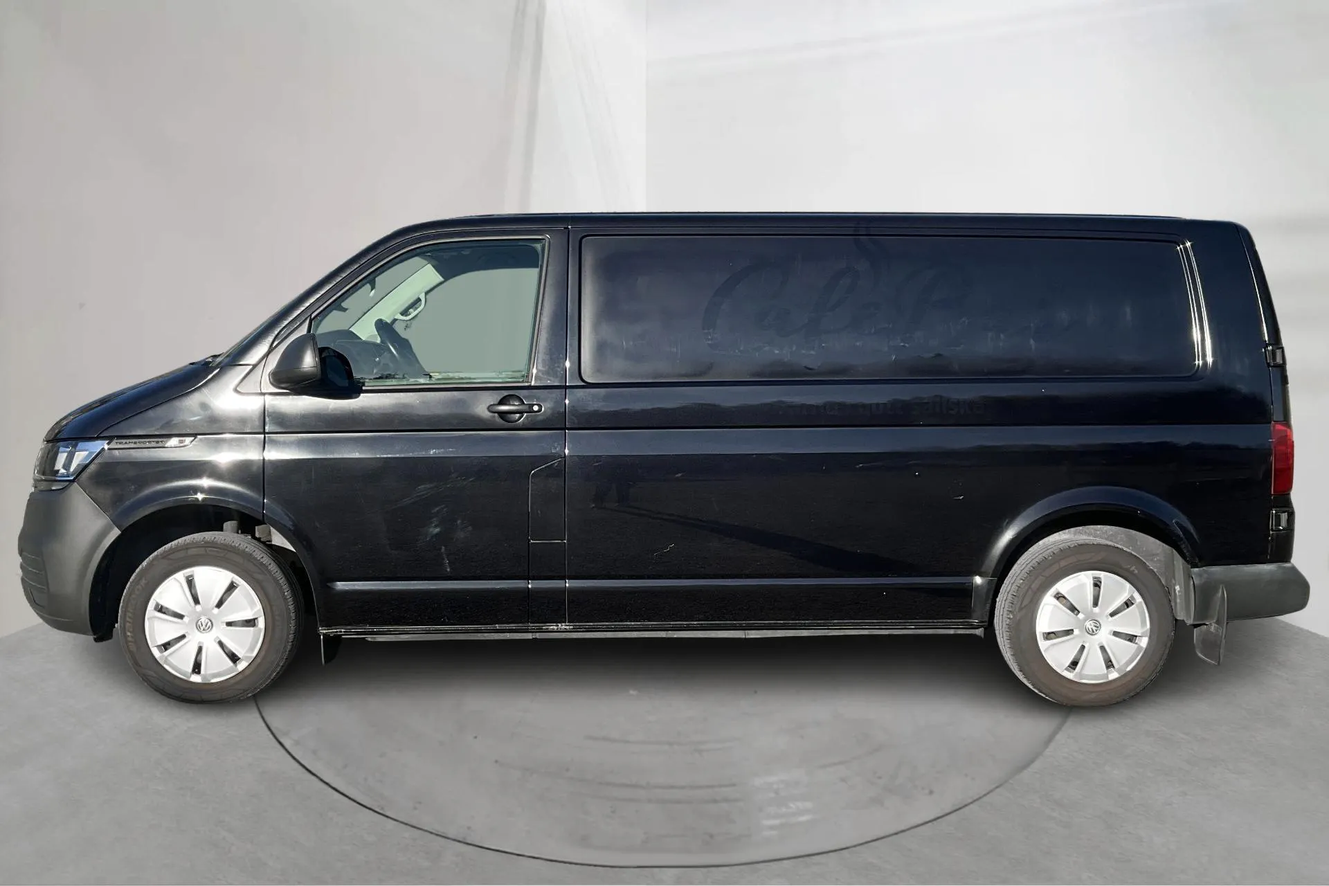 Presentationsfoto 2 av 18: VW Transporter T6.1 Skåp TDI (150hk) - 6 949 mil - Automat - svart - 2023