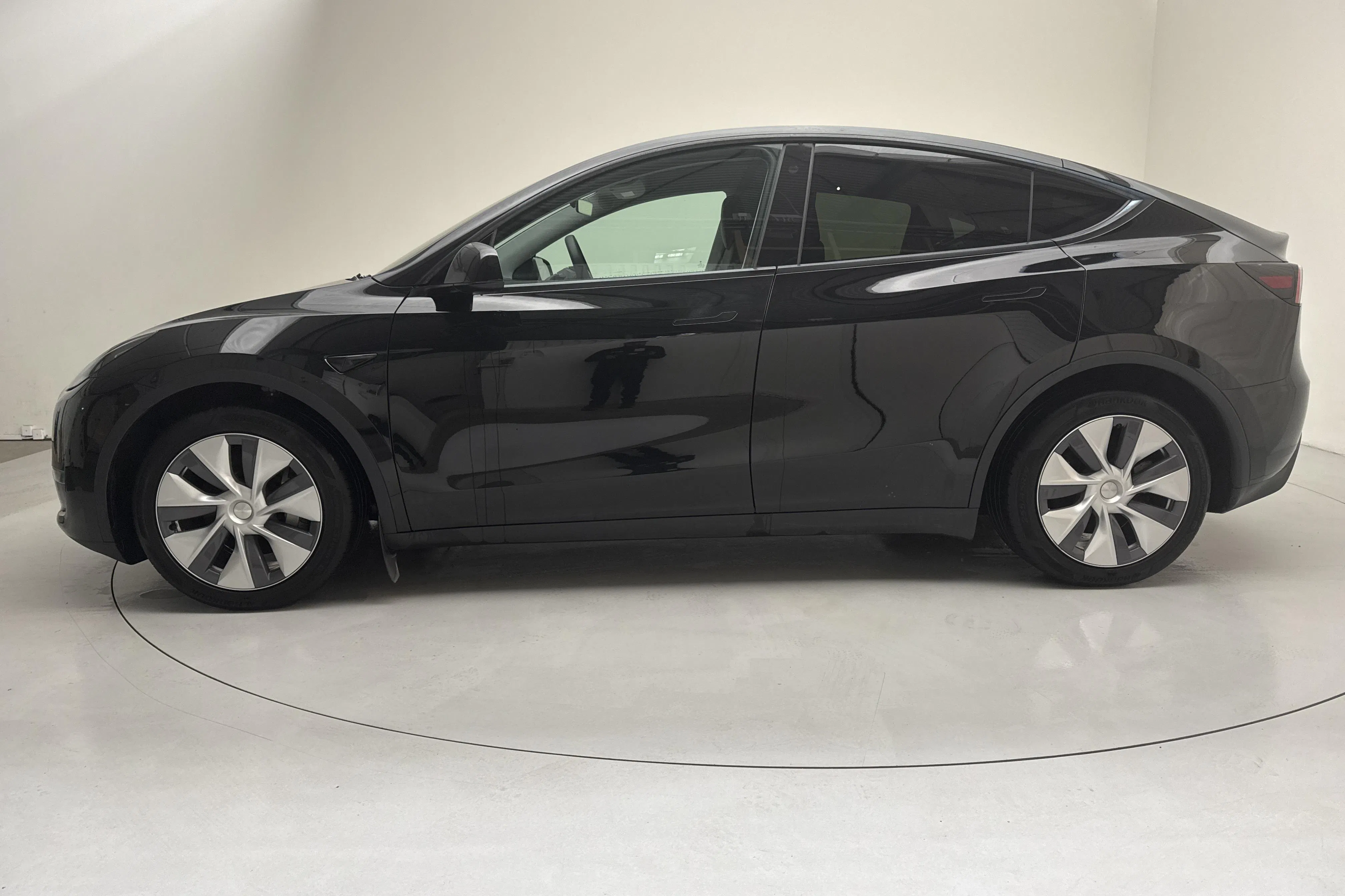 Presentationsfoto 2 av 16: Tesla Model Y Long Range Dual Motor AWD - 7 124 mil - Automat - svart - 2024