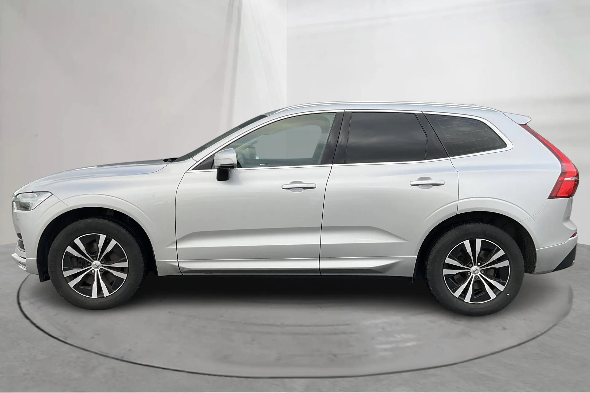Presentationsfoto 2 av 13: Volvo XC60 B4 2WD Mildhybrid, Diesel (197hk) - 10 182 mil - Automat - silver - 2021