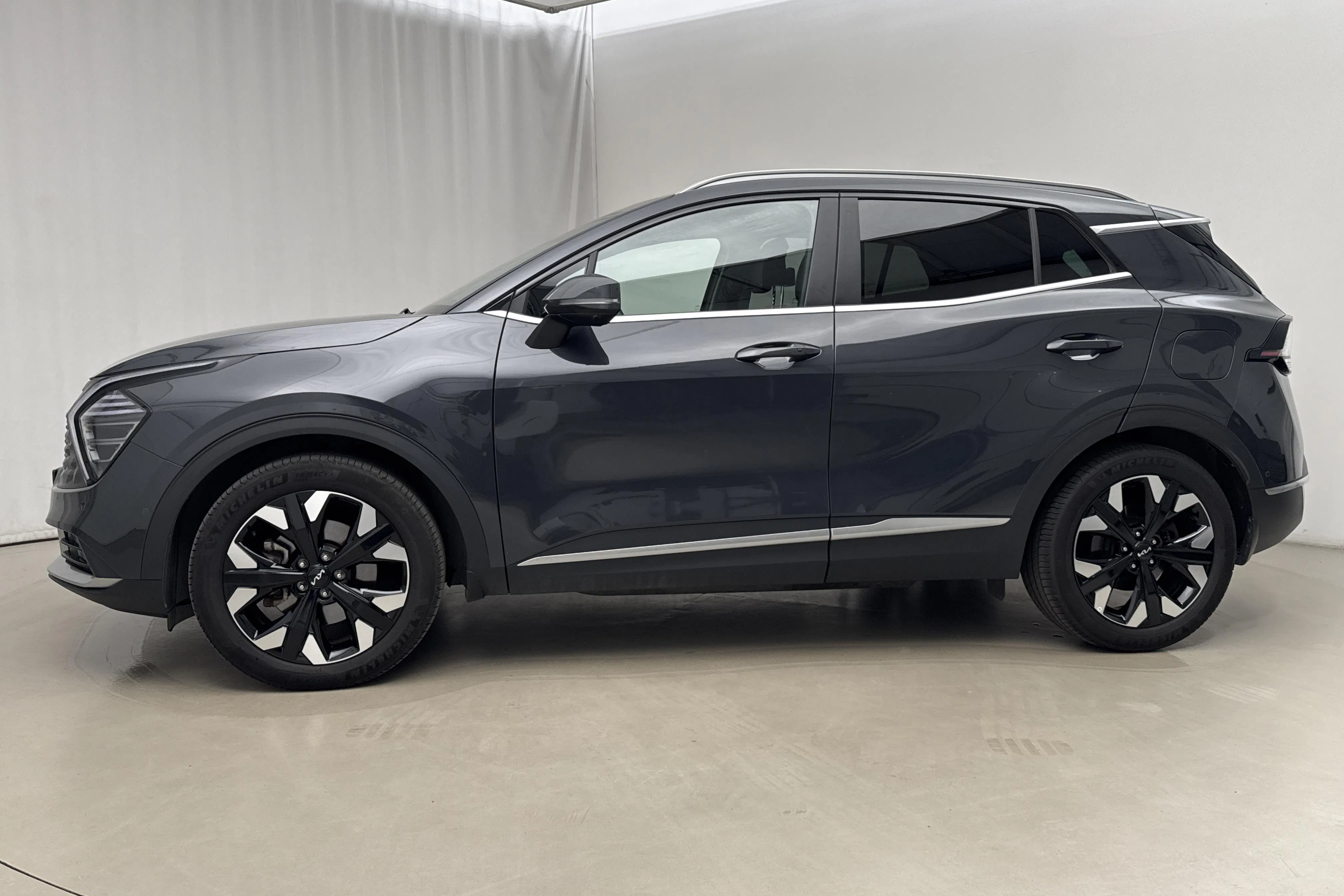 Presentationsfoto 2 av 22: KIA Sportage PHEV AWD (265hk) - 3 558 mil - Automat - grön - 2024