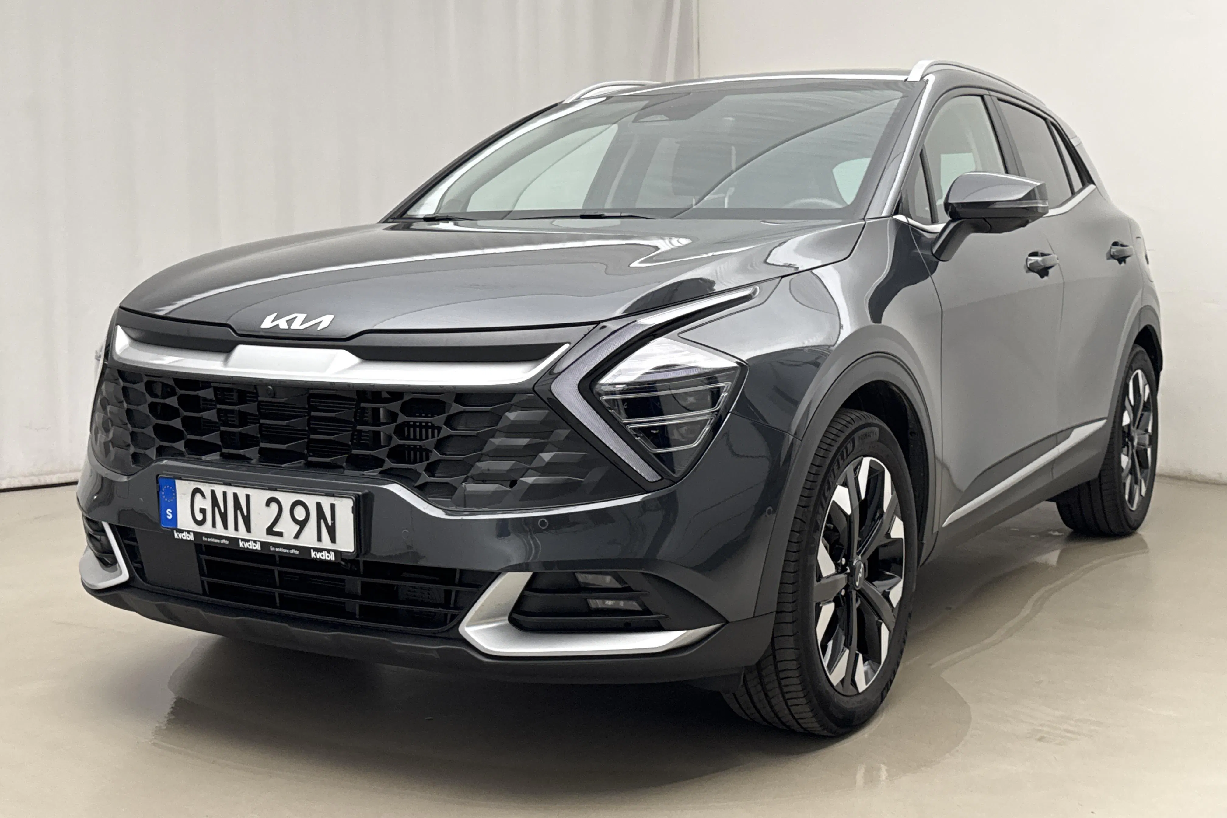 Presentationsfoto 1 av 22: KIA Sportage PHEV AWD (265hk) - 3 558 mil - Automat - grön - 2024