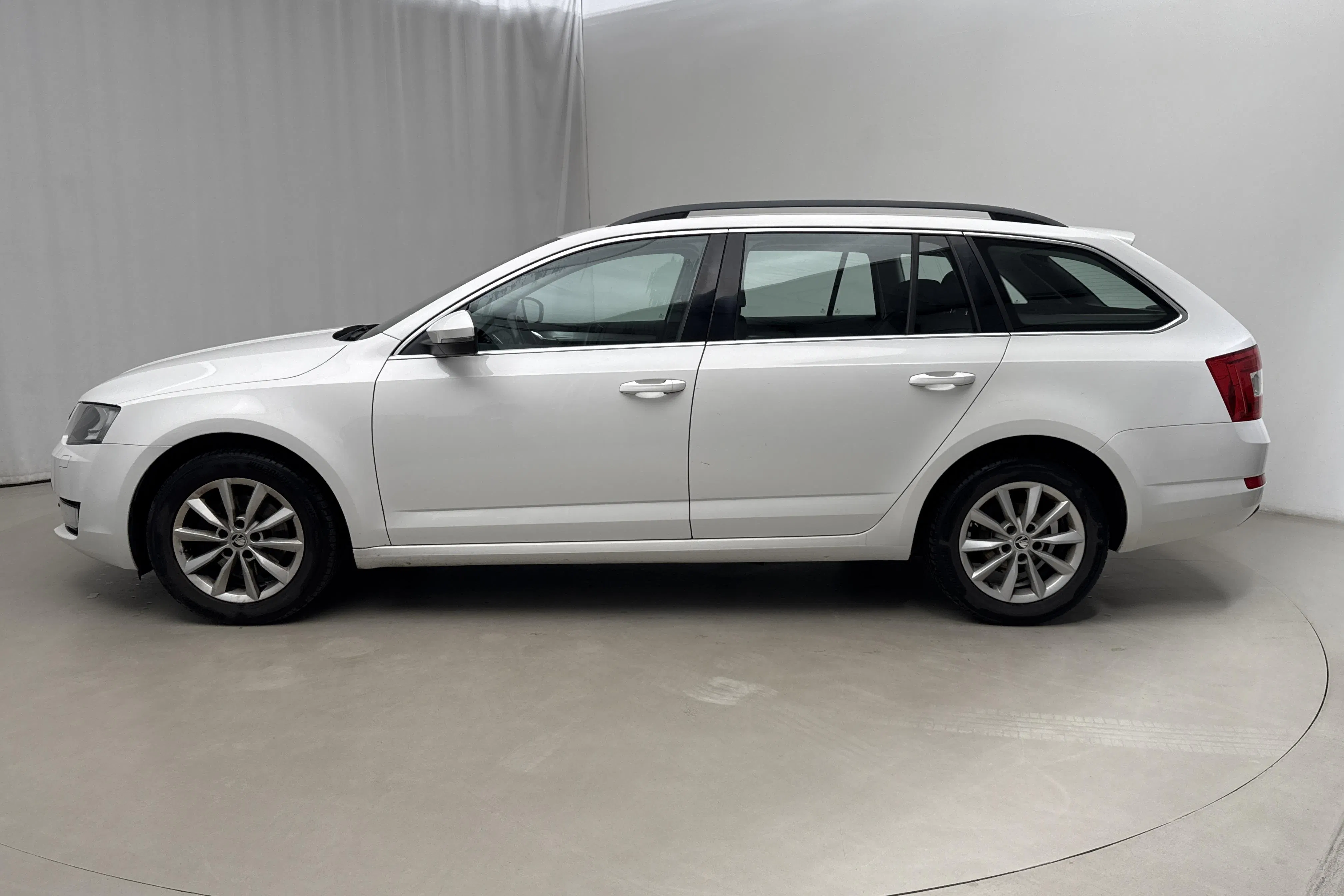 Presentationsfoto 2 av 15: Skoda Octavia III 1.0 TSI Combi (115hk) - 14 026 mil - Automat - vit - 2017