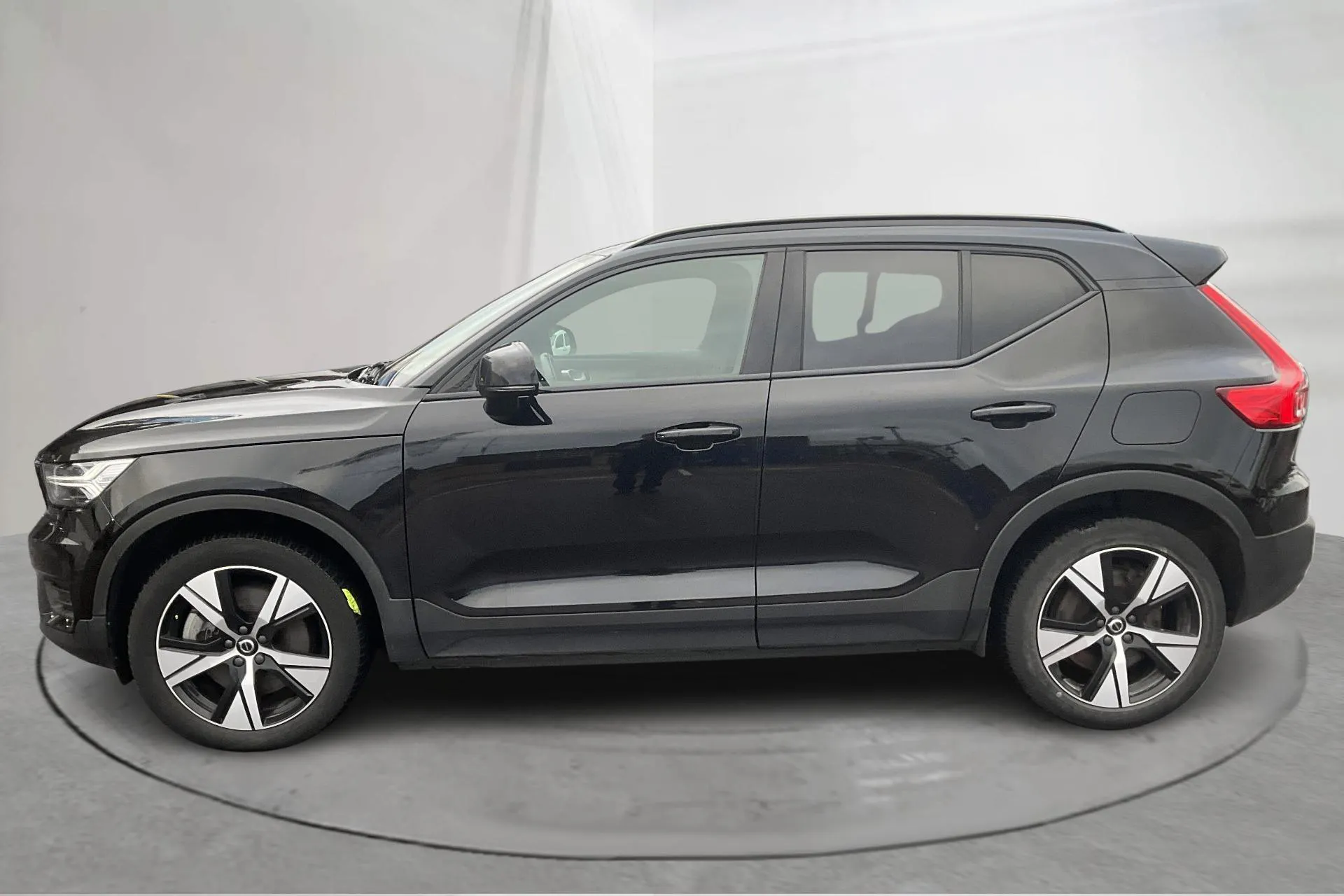 Presentationsfoto 2 av 21: Volvo XC40 P6 Recharge (231hk) - 13 119 mil - Automat - svart - 2022