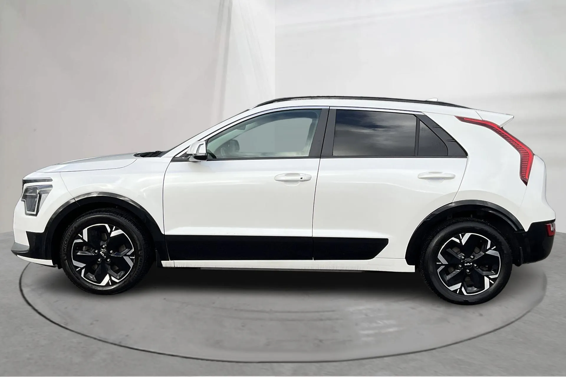 Presentation photo 2 of 18: KIA Niro EV 65kWh (204hk) - 198 310 km - Automatic - white - 2023