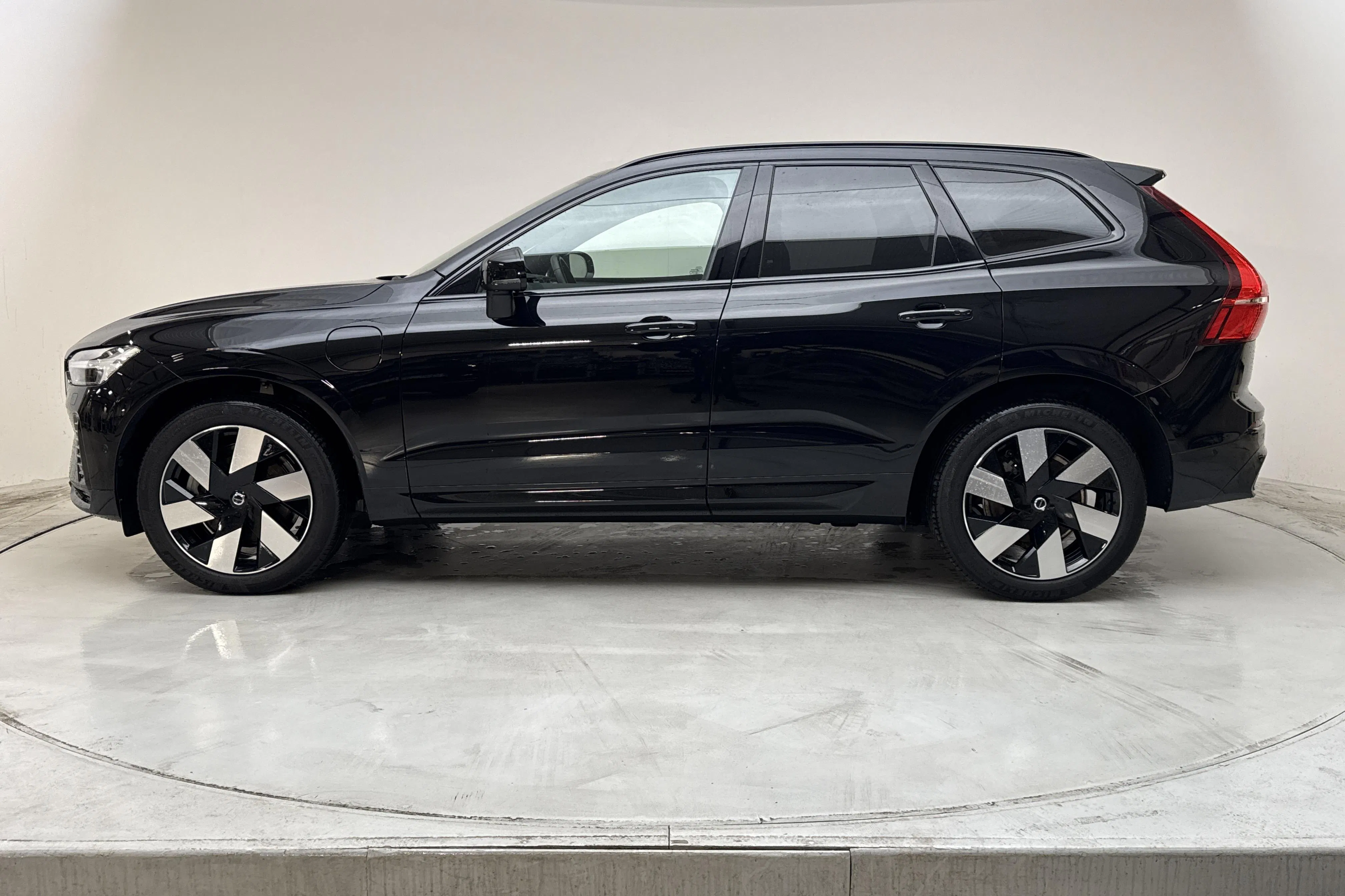 Presentation photo 2 of 23: Volvo XC60 T8 AWD Recharge (455hk) - 35 350 km - Automatic - black - 2024