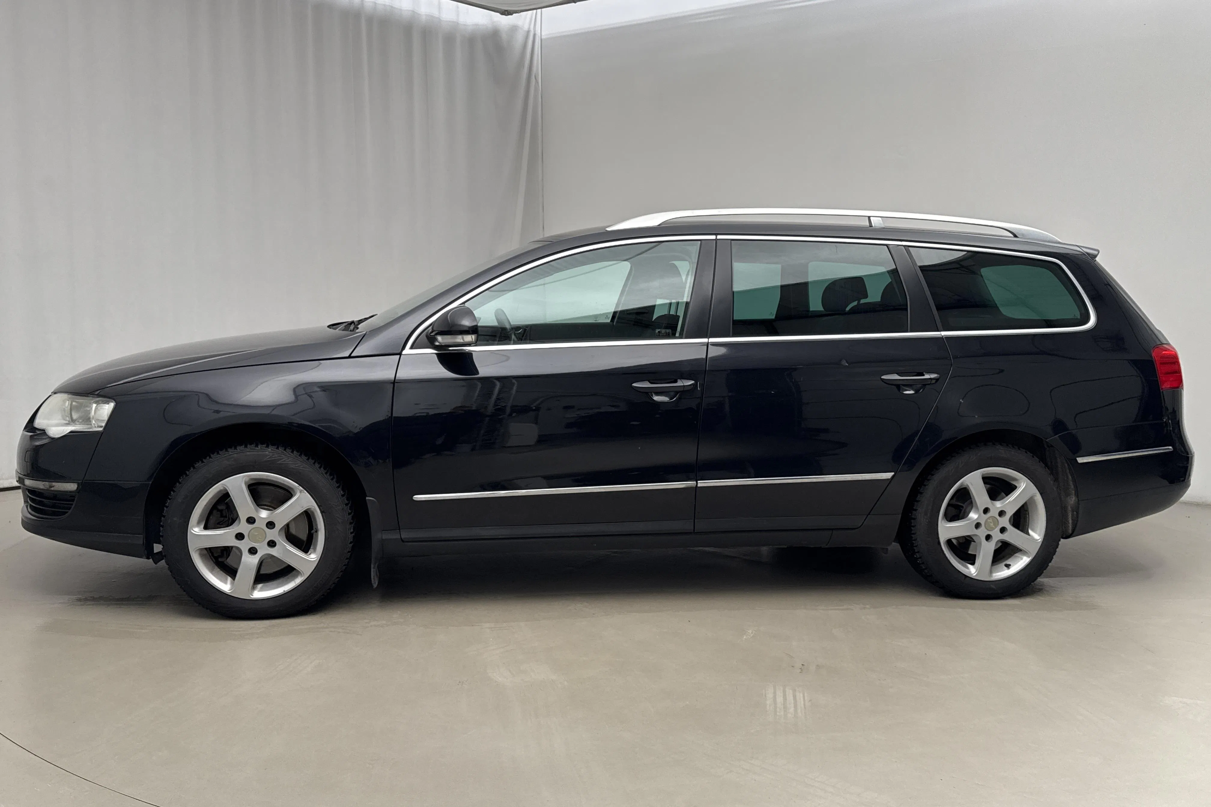 Presentationsfoto 2 av 16: VW Passat 1.4 TSI EcoFuel Variant (150hk) - 15 980 mil - Automat - svart - 2010