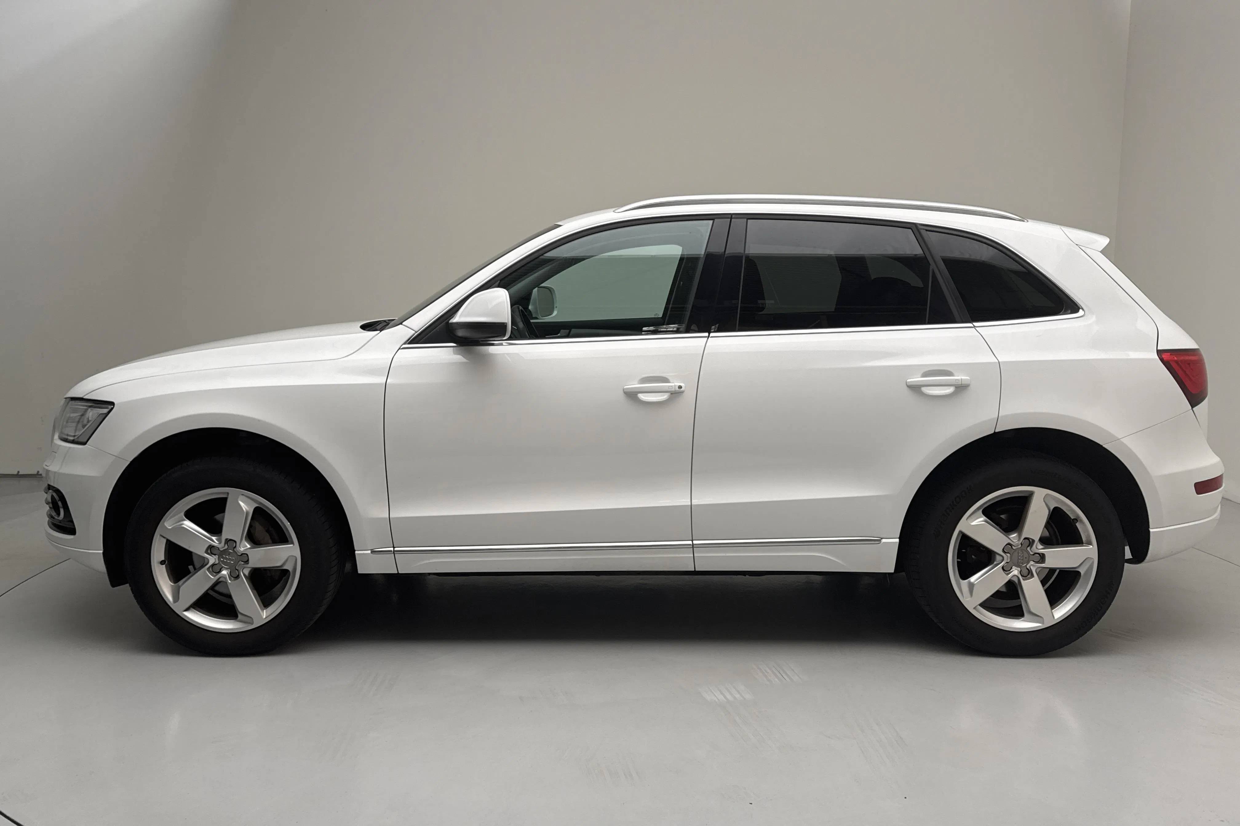 Presentationsfoto 2 av 12: Audi Q5 2.0 TDI quattro (177hk) - 14 531 mil - Automat - vit - 2014