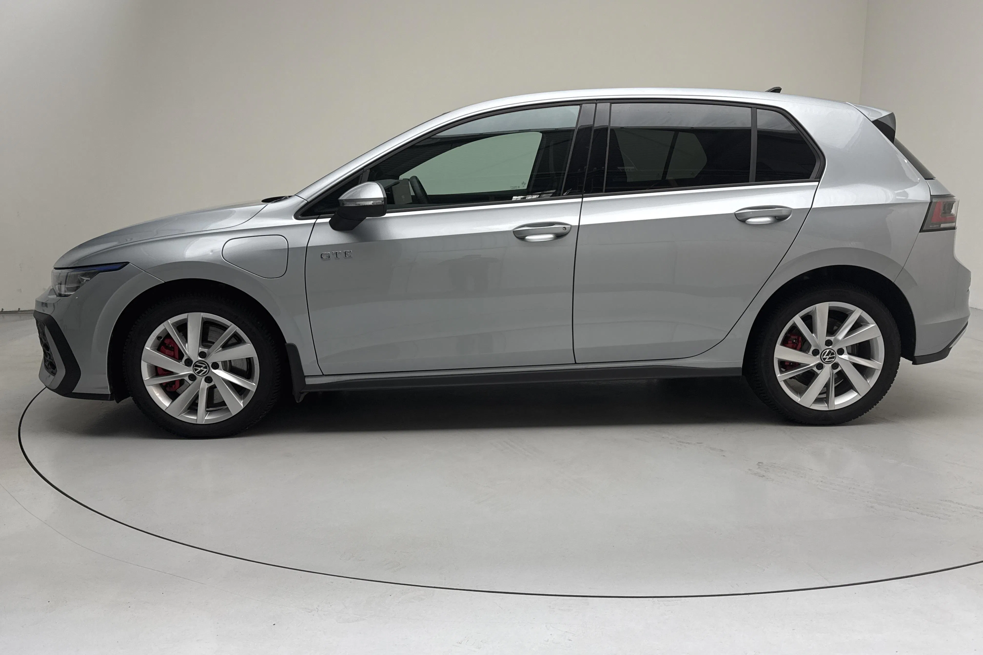 Presentationsfoto 2 av 18: VW Golf VIII 1.5 GTE PHEV 19,7kWh 5dr (272hk) - 1 928 mil - Automat - silver - 2026