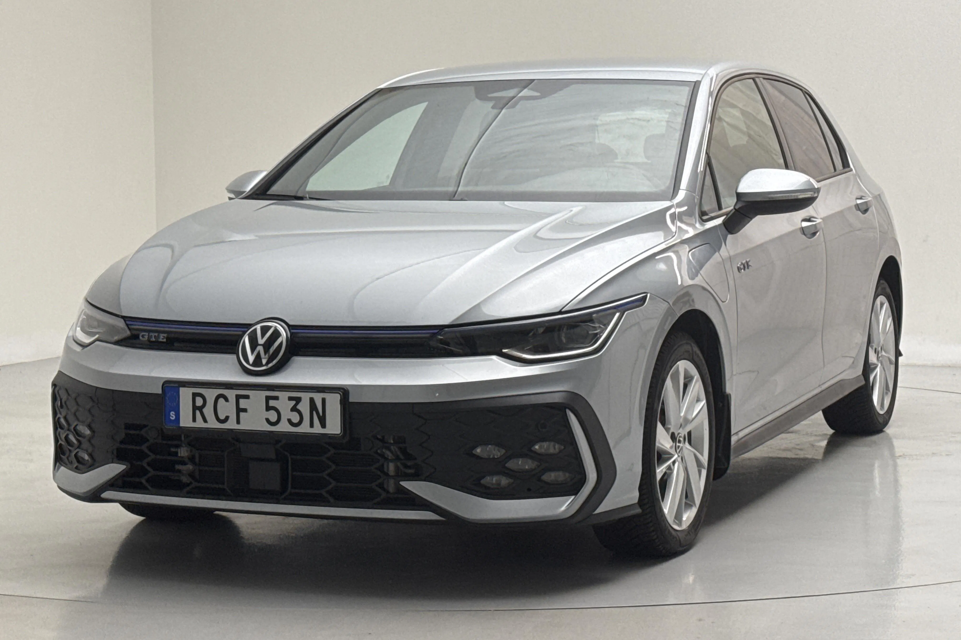 Presentationsfoto 1 av 18: VW Golf VIII 1.5 GTE PHEV 19,7kWh 5dr (272hk) - 1 928 mil - Automat - silver - 2026