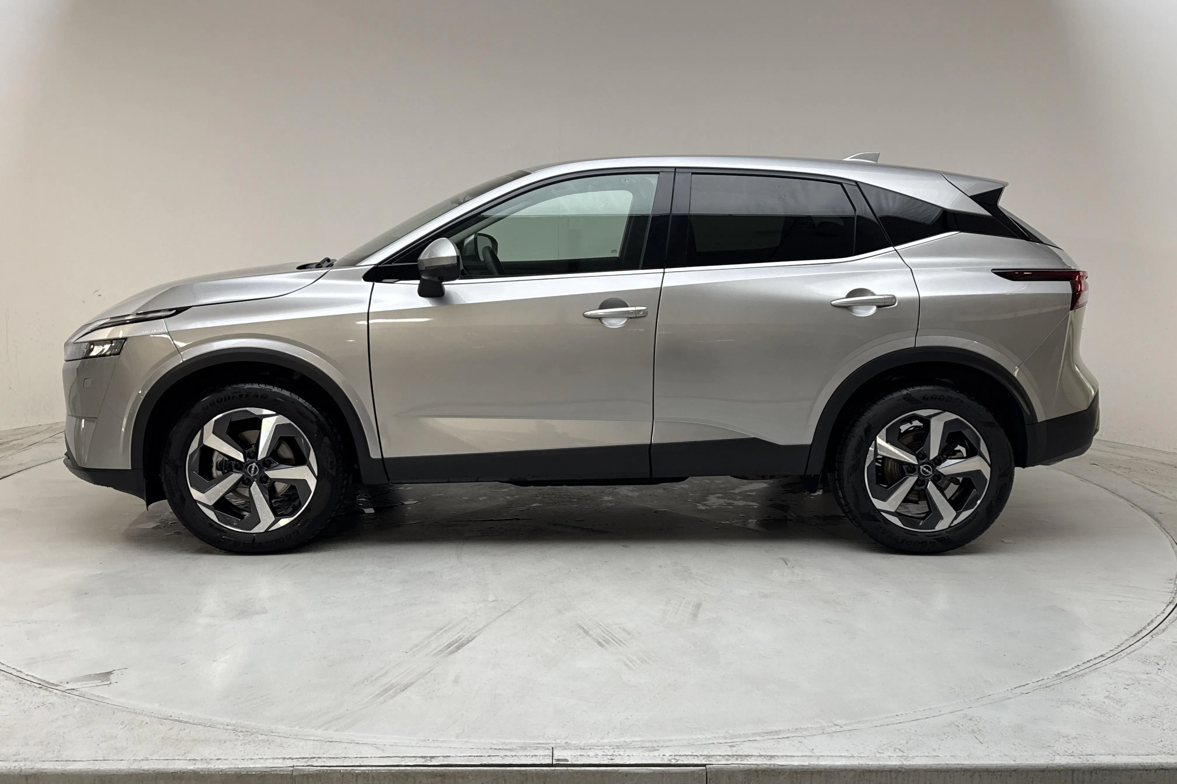 Presentation photo 2 of 14: Nissan Qashqai 1.3 MHEV (158hk) - 23 100 km - Automatic - silver - 2023