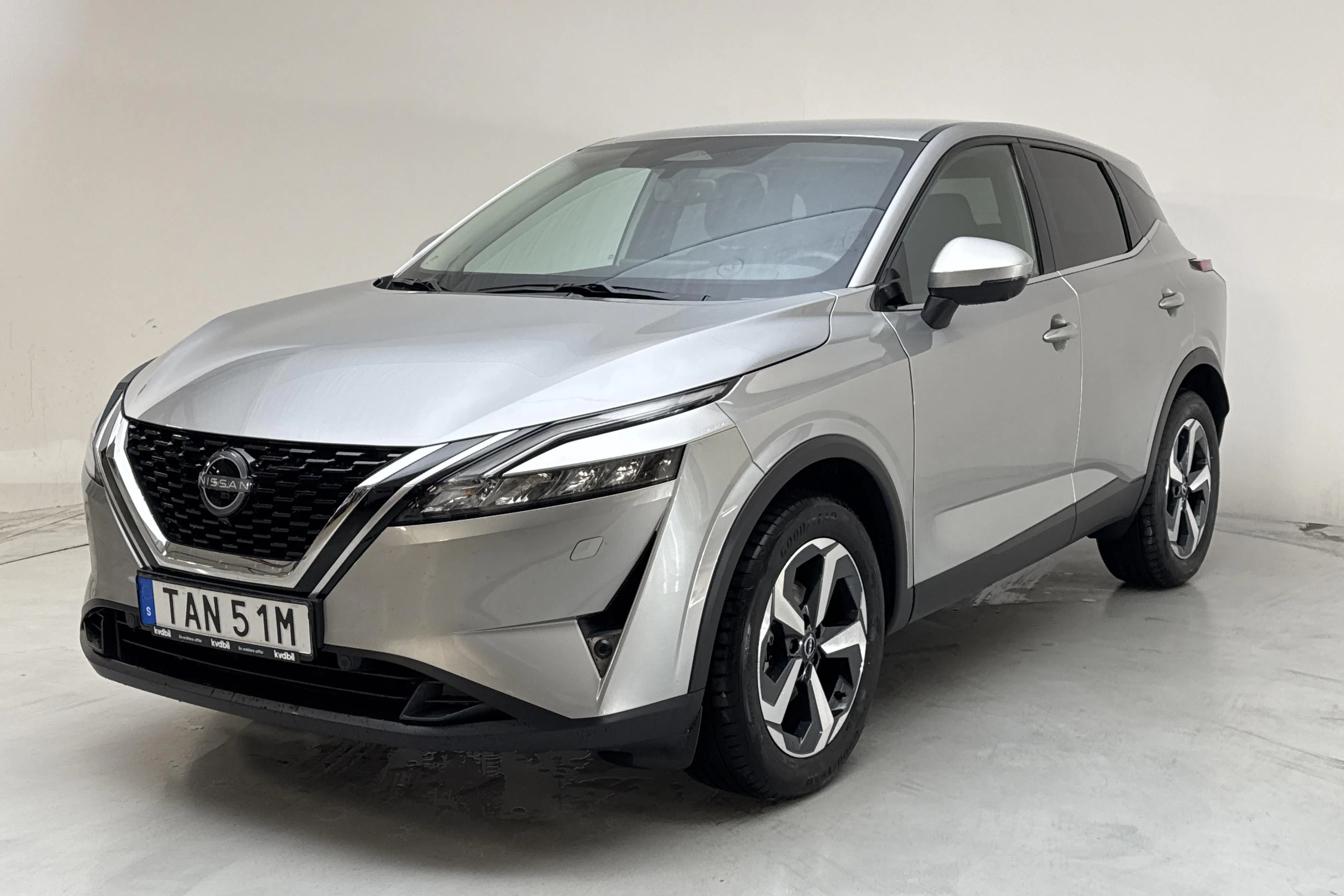 Presentation photo 1 of 14: Nissan Qashqai 1.3 MHEV (158hk) - 23 100 km - Automatic - silver - 2023