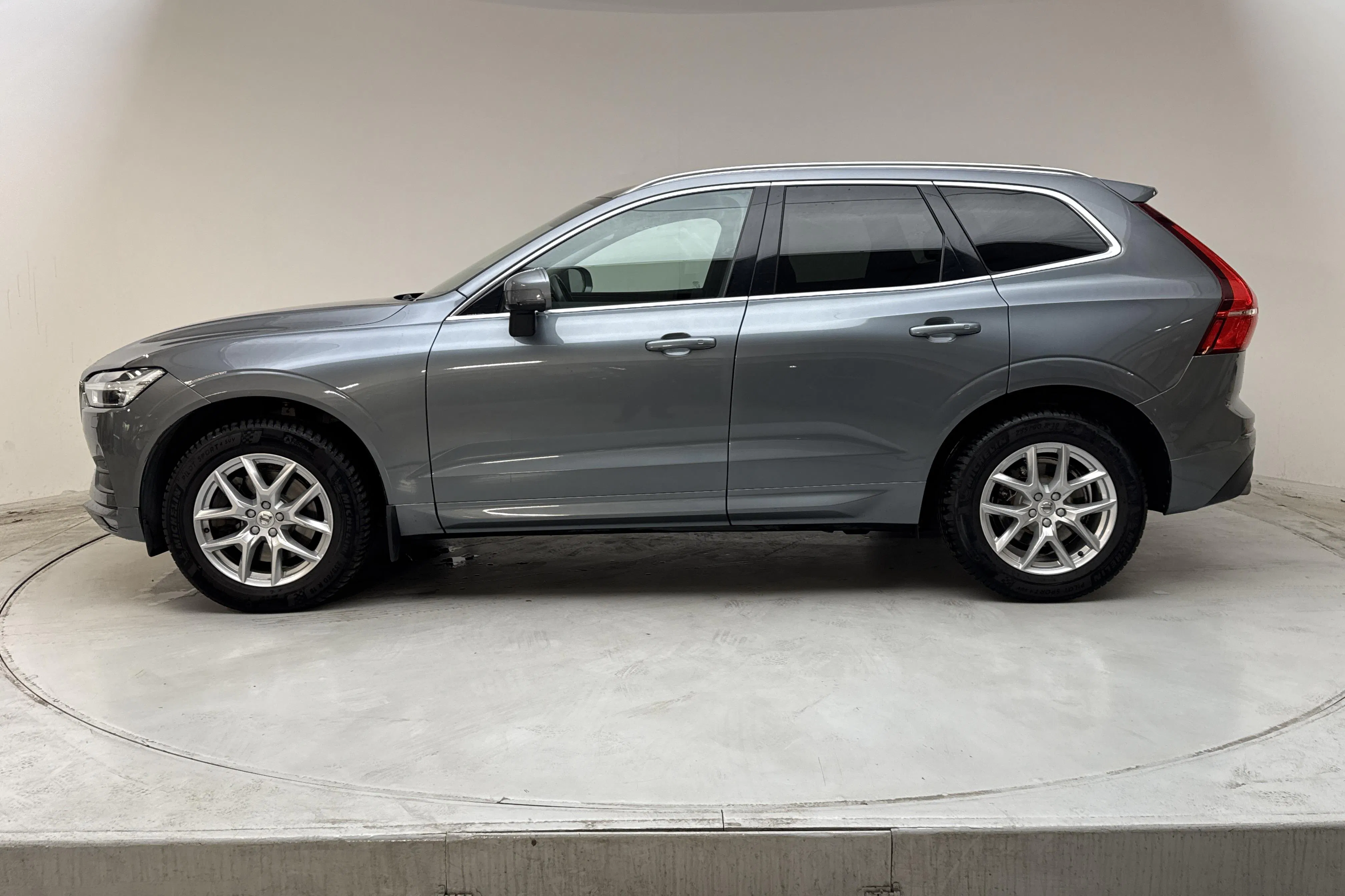 Presentationsfoto 2 av 12: Volvo XC60 D4 AWD (190hk) - 13 173 mil - Automat - grå - 2019