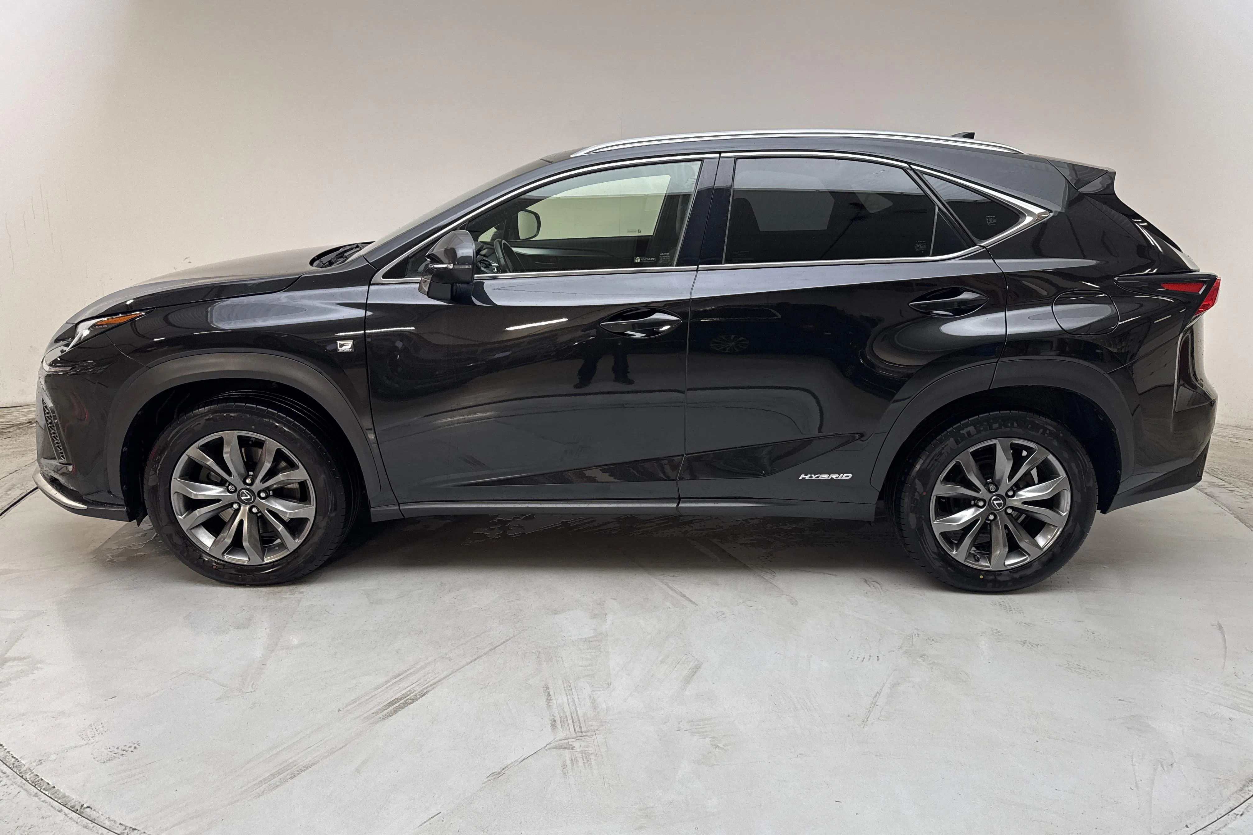 Presentationsfoto 2 av 14: Lexus NX 300h AWD (197hk) - 16 123 mil - Automat - svart - 2018