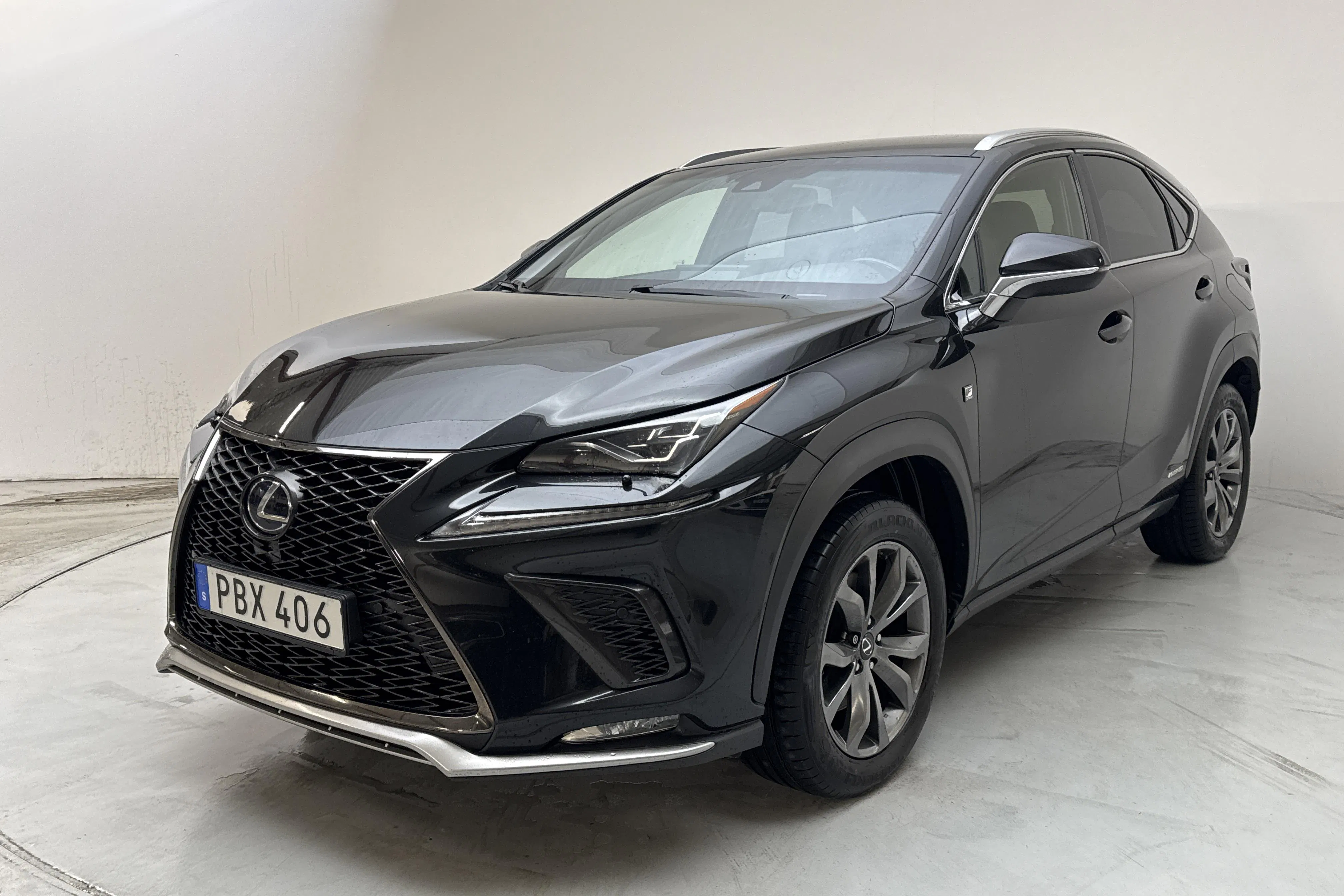 Presentationsfoto 1 av 14: Lexus NX 300h AWD (197hk) - 16 123 mil - Automat - svart - 2018