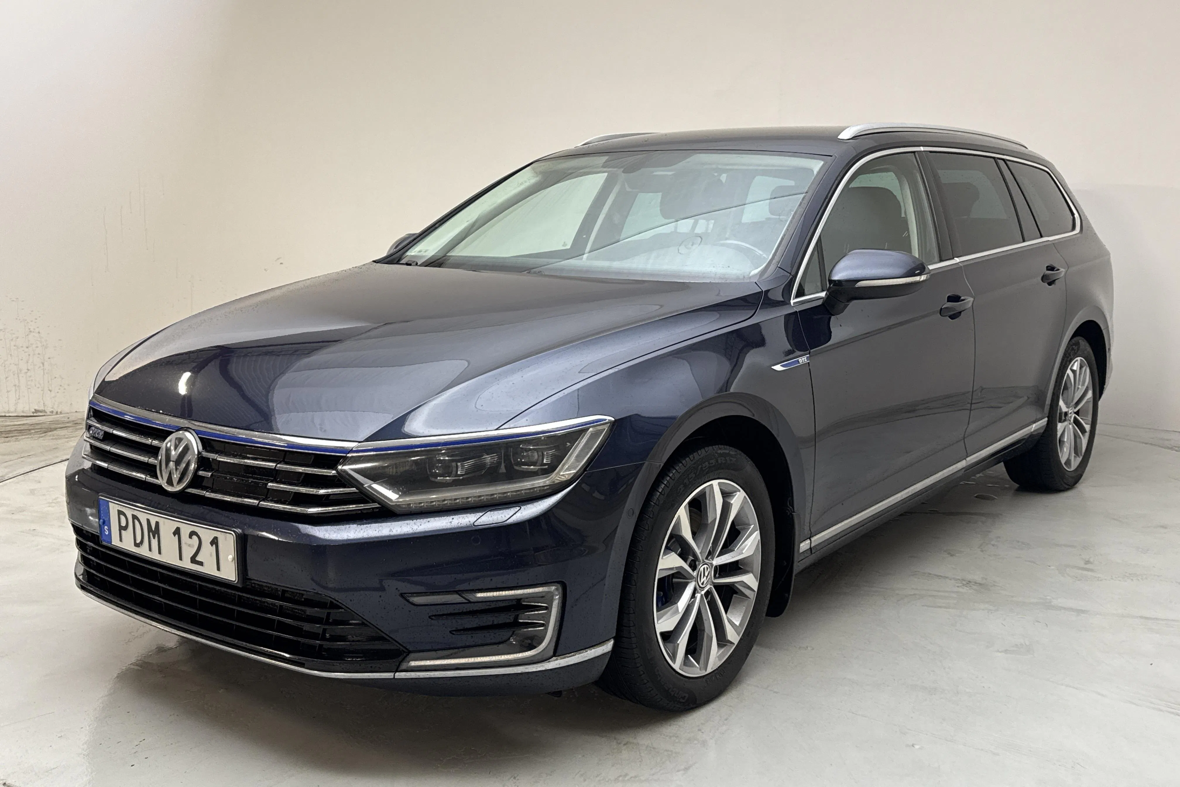 Presentationsfoto 1 av 15: VW Passat 1.4 Plug-in-Hybrid Sportscombi (218hk) - 21 995 mil - Automat - Mörkblå - 2017