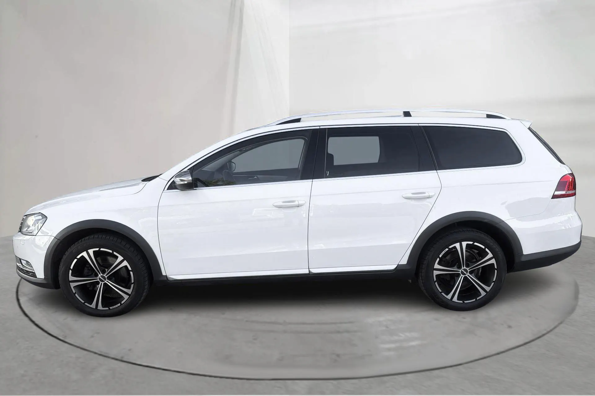 Presentation photo 2 of 18: VW Passat Alltrack 2.0 TDI BlueMotion Technology 4Motion (177hk) - 275 440 km - Automatic - white - 2015