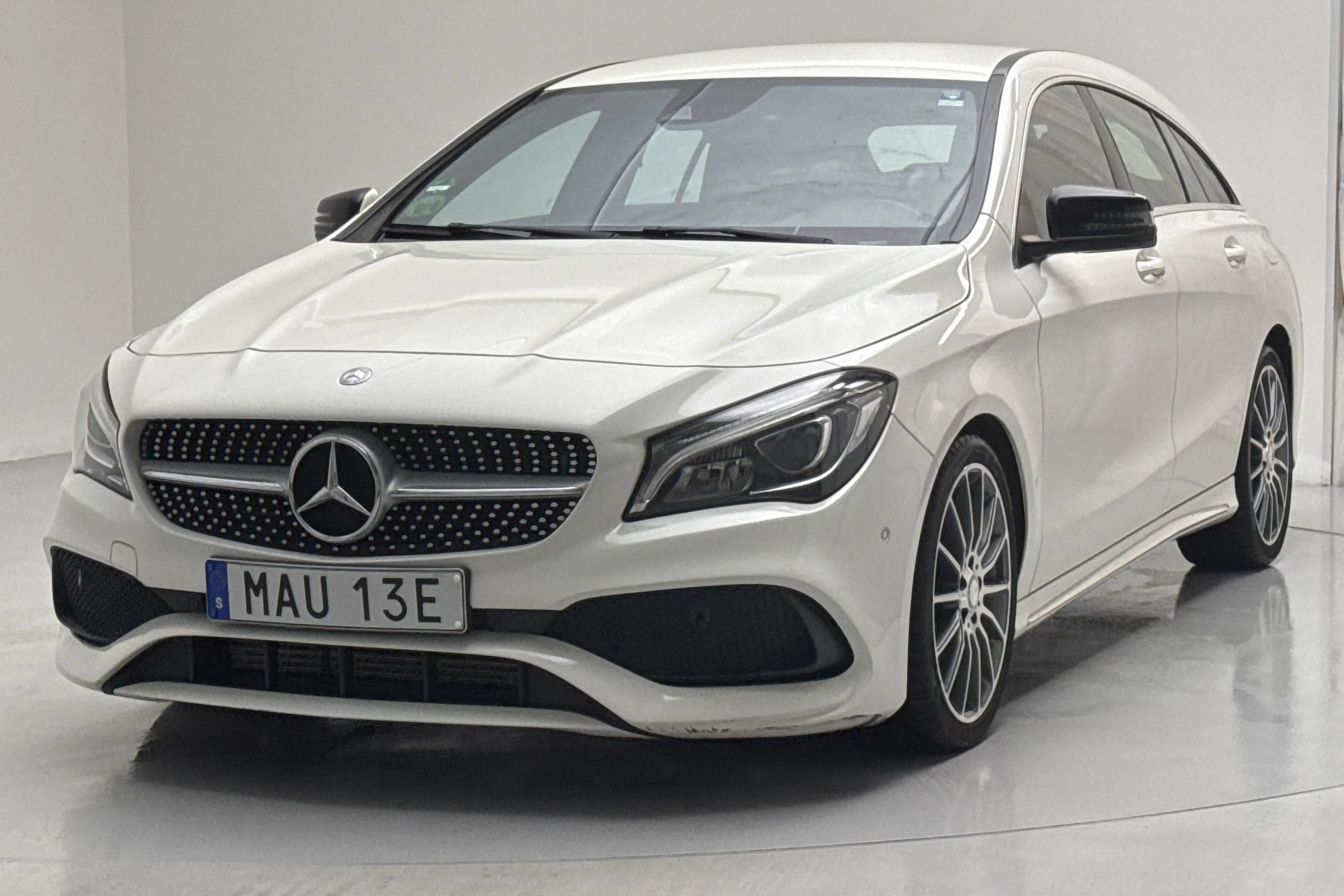 Presentation photo 1 of 12: MERCEDES CLA 200 Shooting Brake X117 (156hk) - 97 700 km - Automatic - white - 2017
