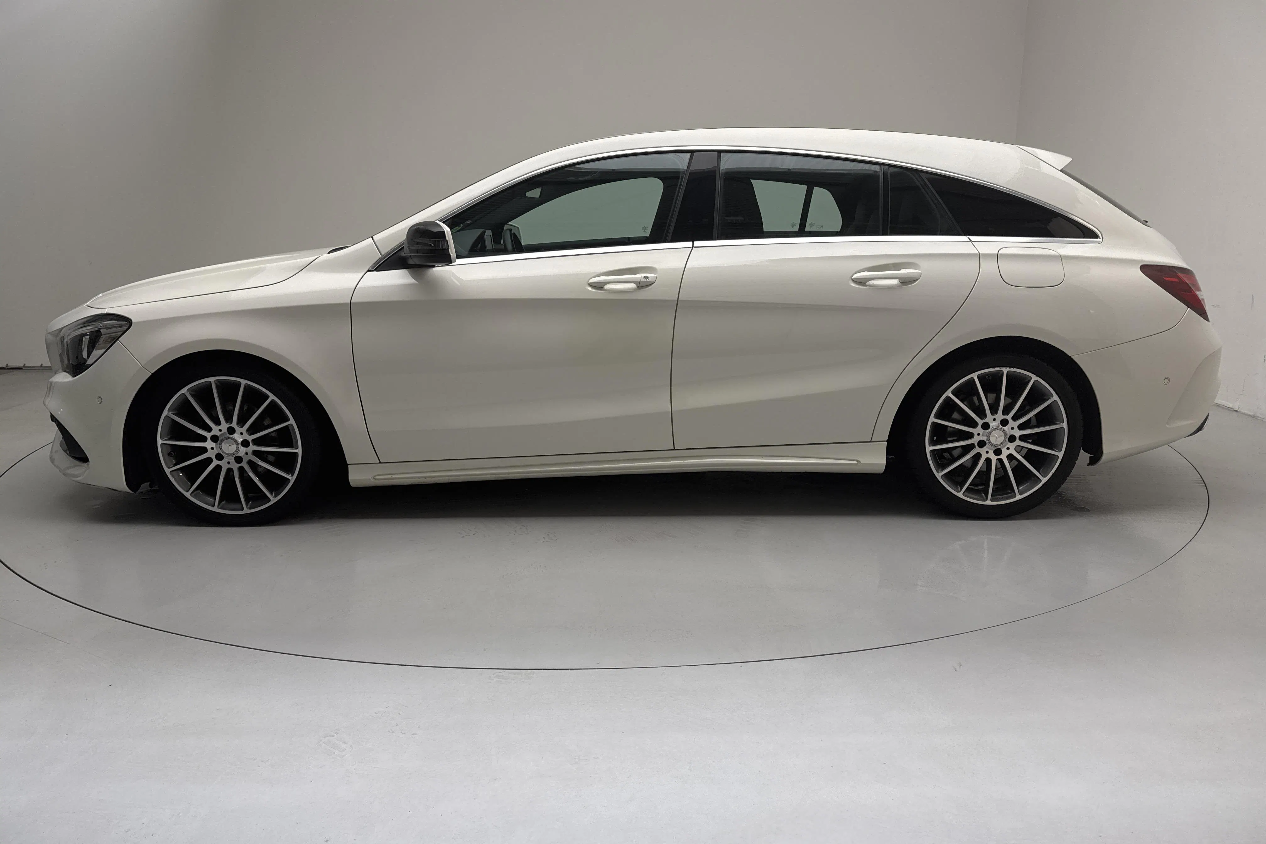 Presentation photo 2 of 12: MERCEDES CLA 200 Shooting Brake X117 (156hk) - 97 700 km - Automatic - white - 2017