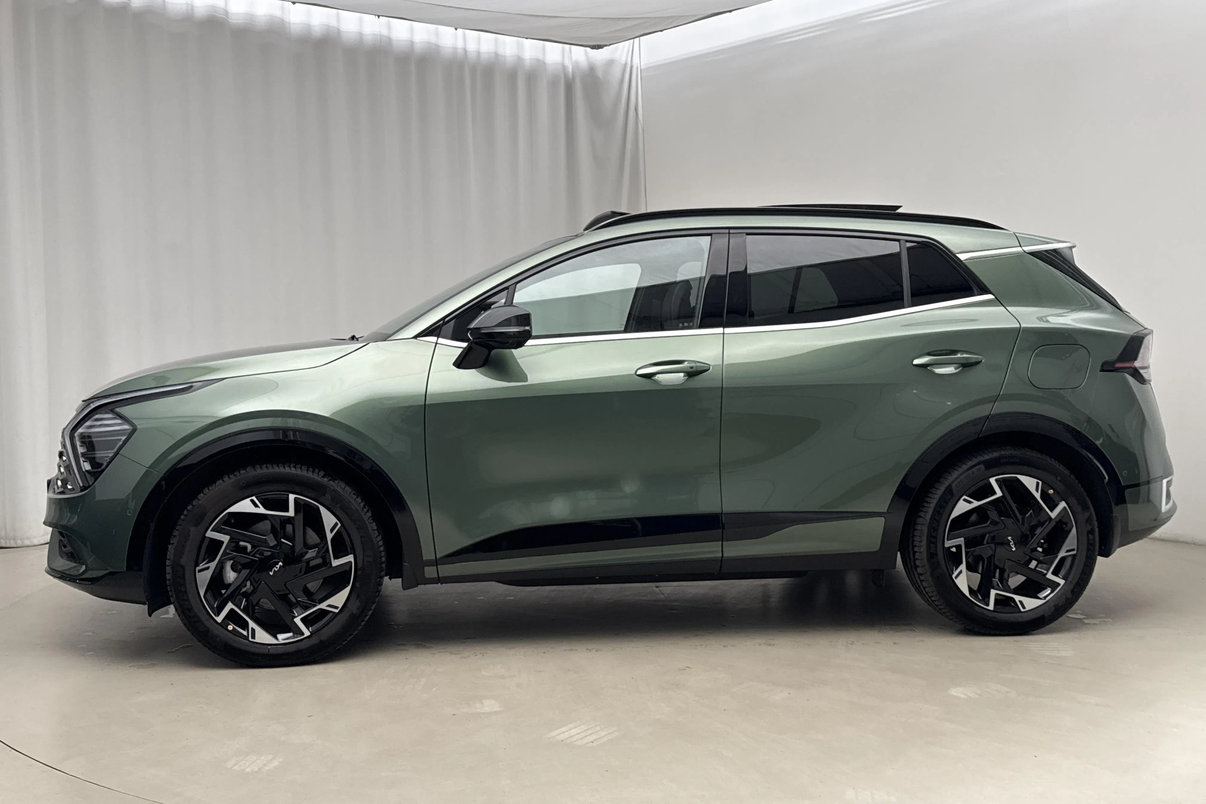 Presentation photo 2 of 24: KIA Sportage PHEV AWD (265hk) - 5 960 km - Automatic - green - 2025