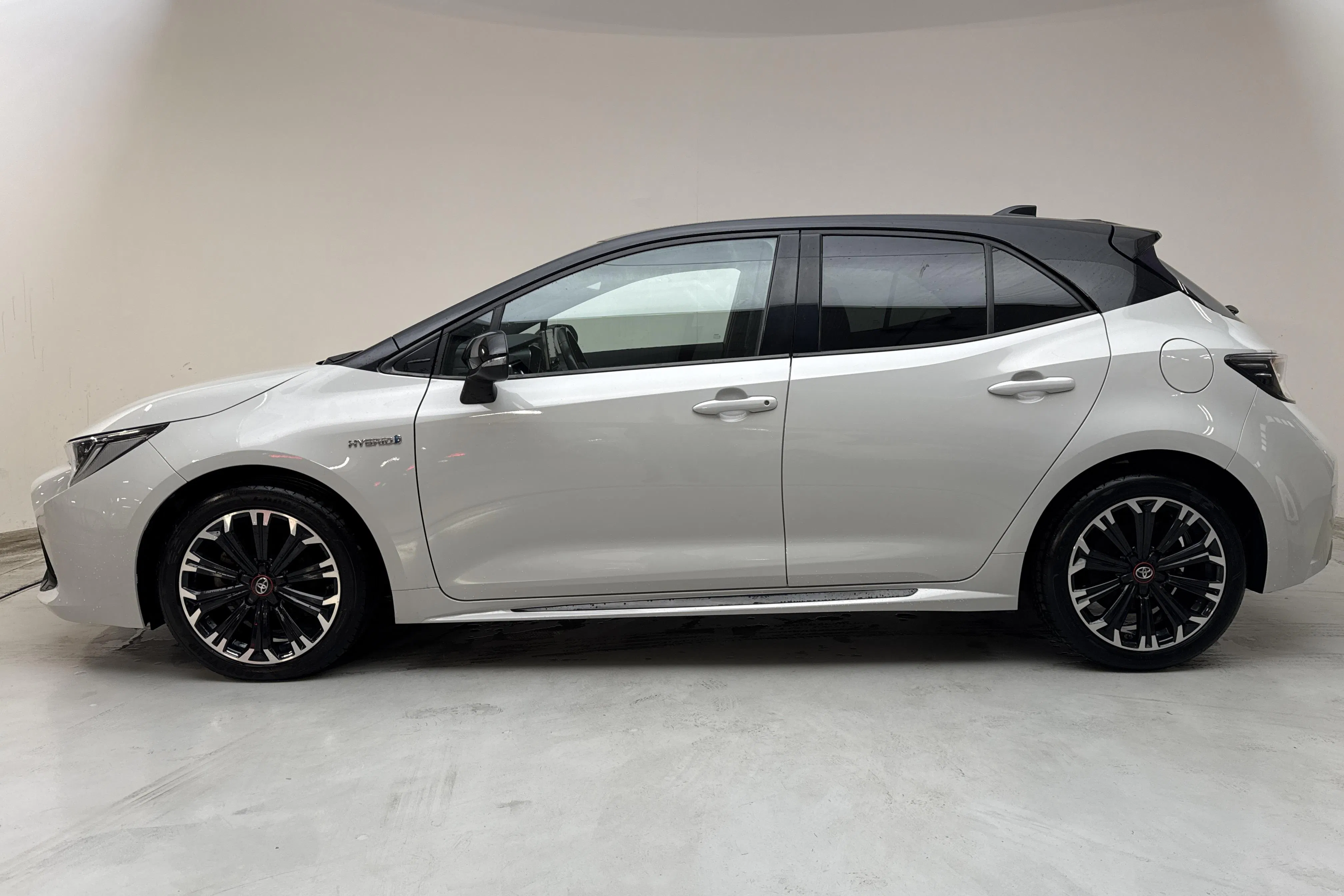 Presentationsfoto 2 av 15: Toyota Corolla 1.8 Hybrid 5dr (122hk) - 6 350 mil - Automat - grå - 2021