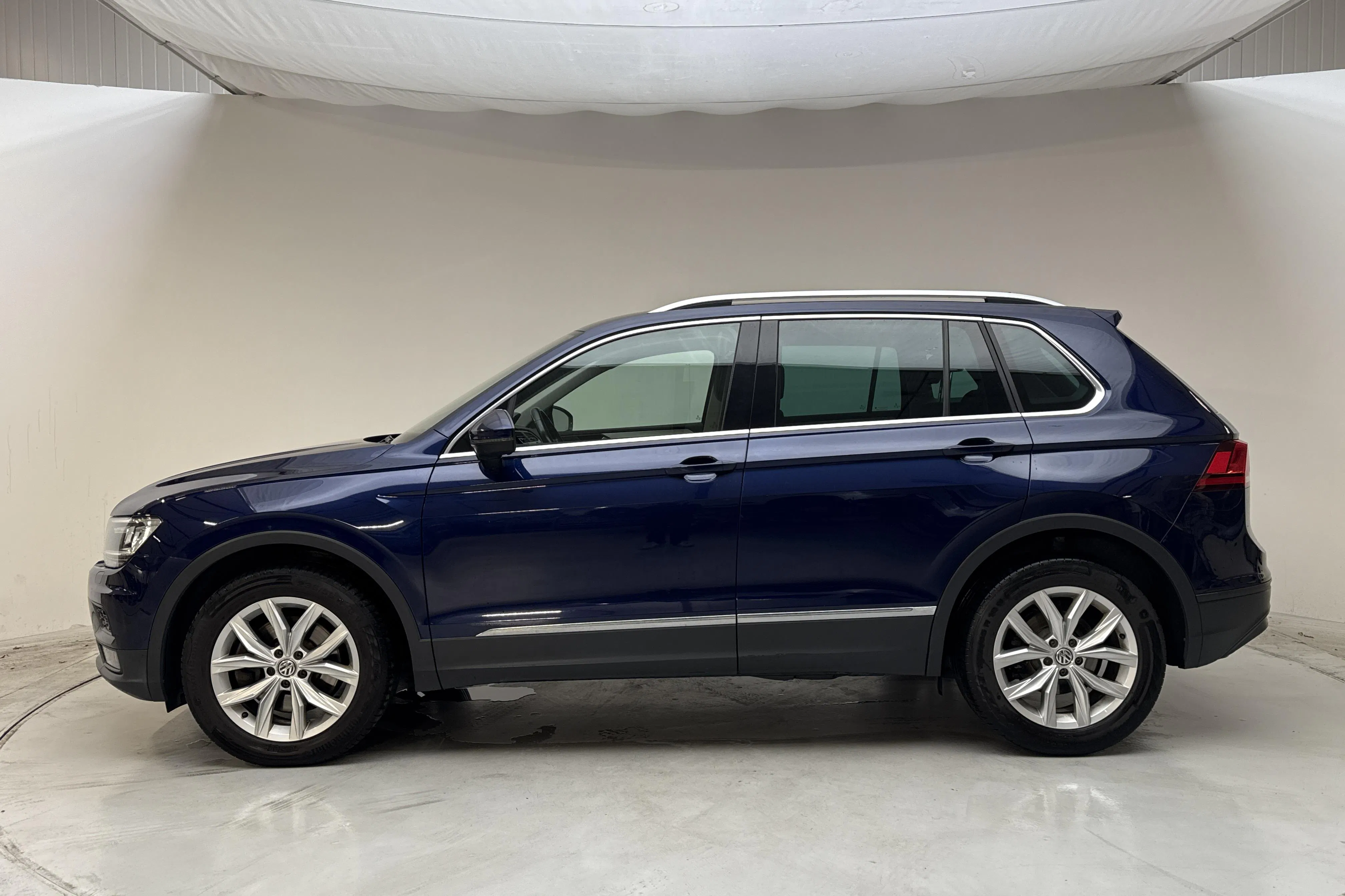 Presentationsfoto 2 av 14: VW Tiguan 2.0 TSI 4MOTION (190hk) - 8 591 mil - Automat - blå - 2020
