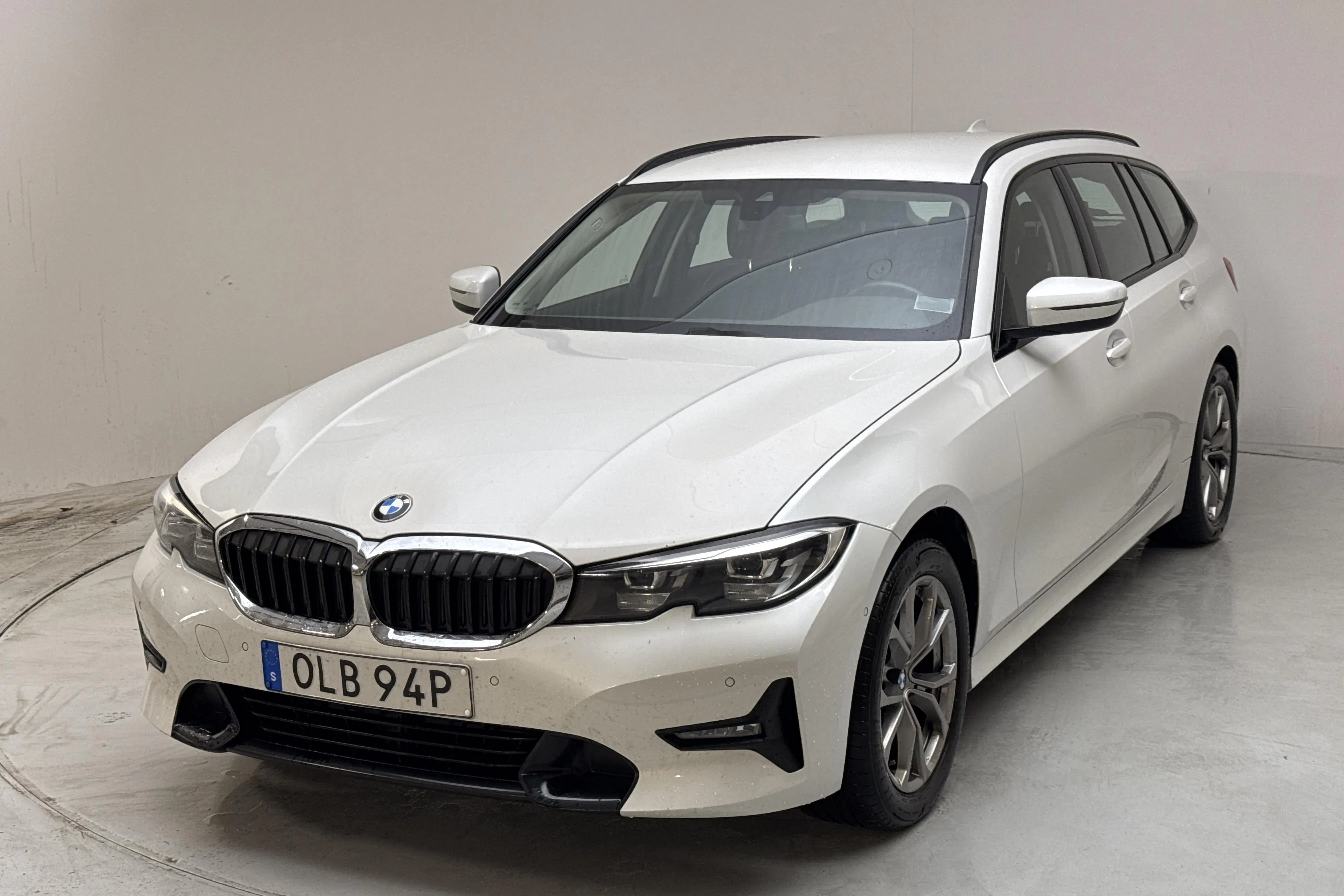 Presentationsfoto 1 av 15: BMW 320d xDrive Touring, G21 (190hk+11hk) - 7 874 mil - Automat - vit - 2020