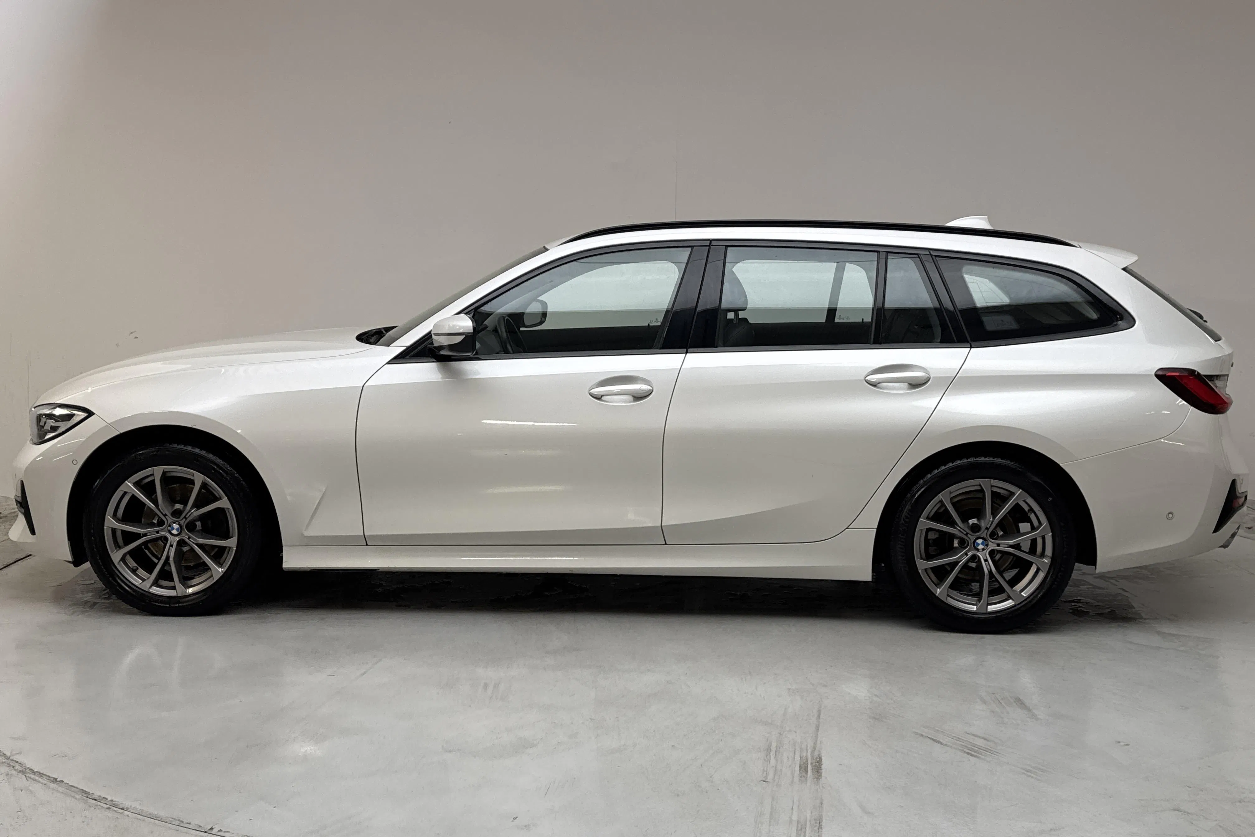 Presentationsfoto 2 av 15: BMW 320d xDrive Touring, G21 (190hk+11hk) - 7 874 mil - Automat - vit - 2020