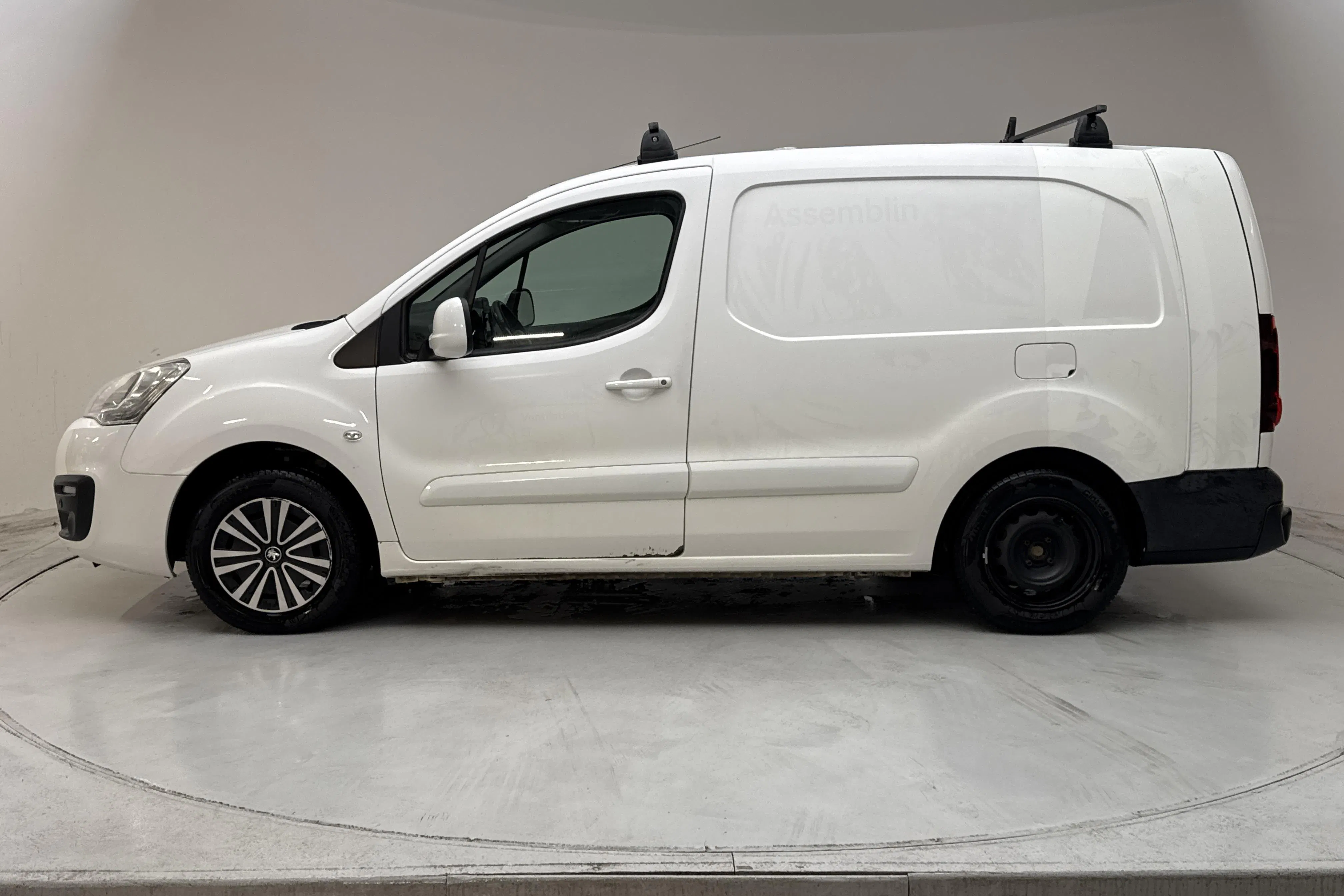Presentation photo 2 of 12: Peugeot Partner 1.6 BlueHDI Skåp (100hk) - 126 230 km - Automatic - white - 2018