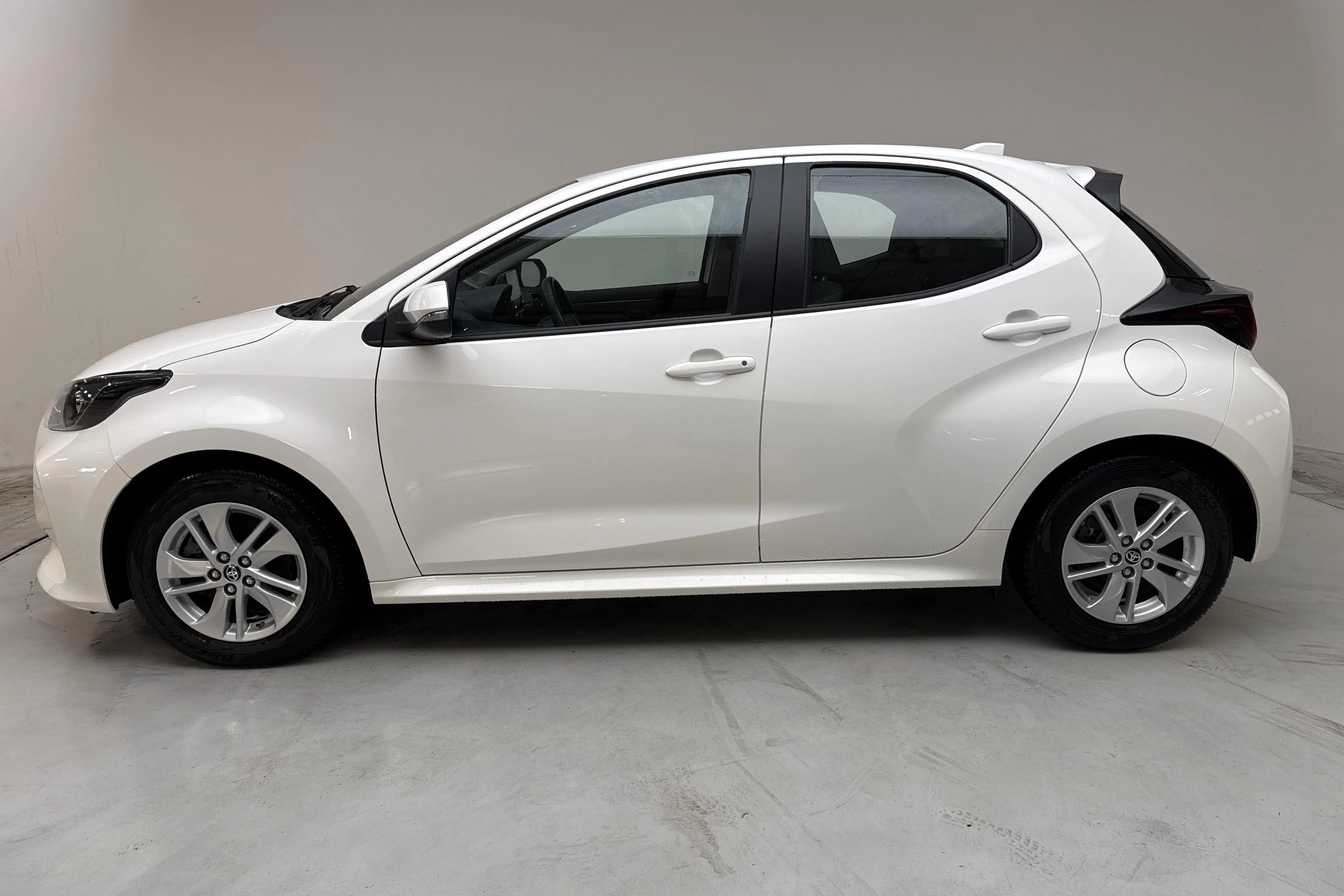 Presentation photo 2 of 13: Toyota Yaris 1.5 Hybrid 5dr (116hk) - 26 110 km - Automatic - white - 2022