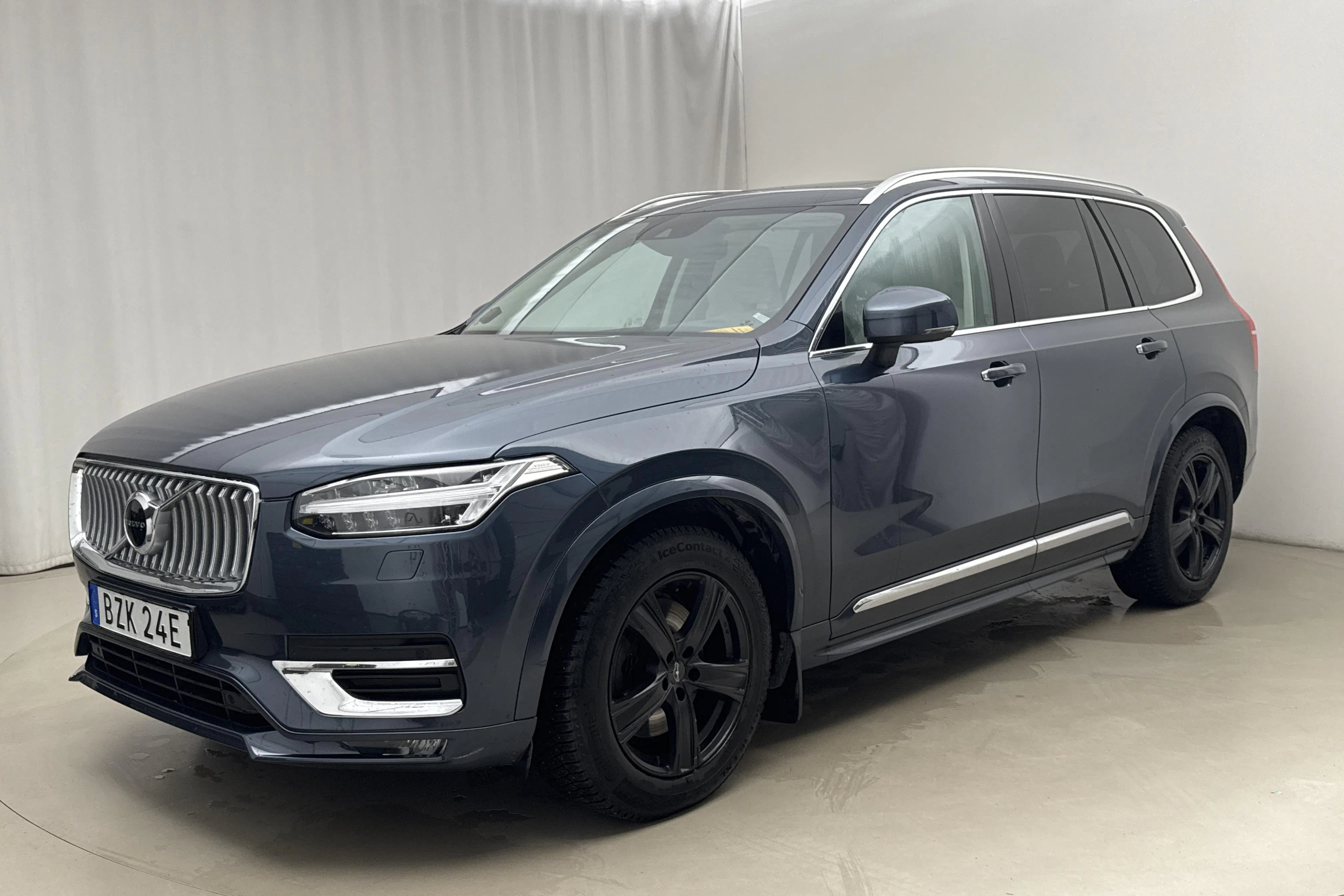 Presentationsfoto 1 av 23: Volvo XC90 B5 Mildhybrid, Diesel AWD (235hk) - 5 733 mil - Automat - Mörkblå - 2022