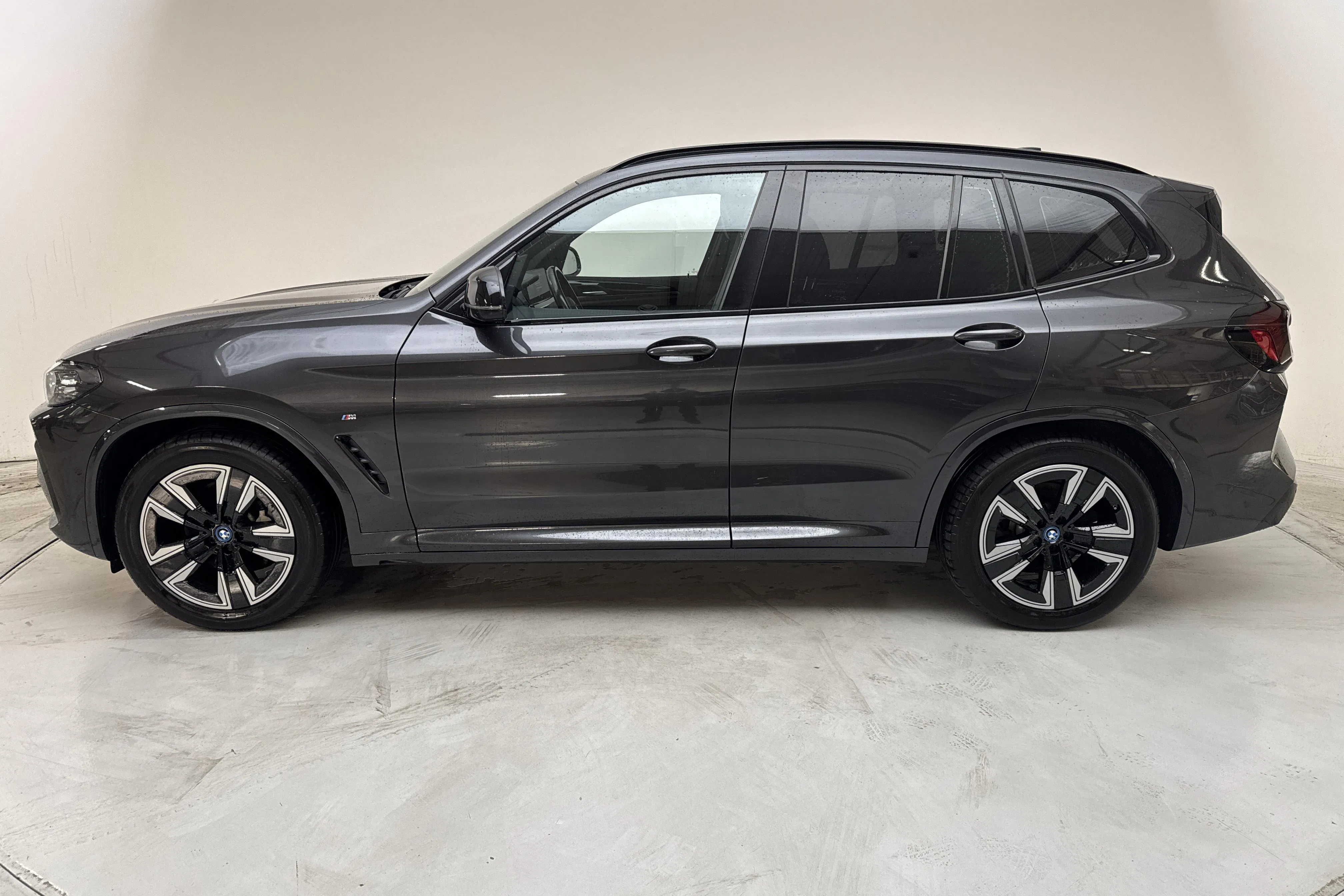 Presentationsfoto 2 av 17: BMW iX3 LCI, G08 (286hk) - 6 467 mil - Automat - grå - 2023