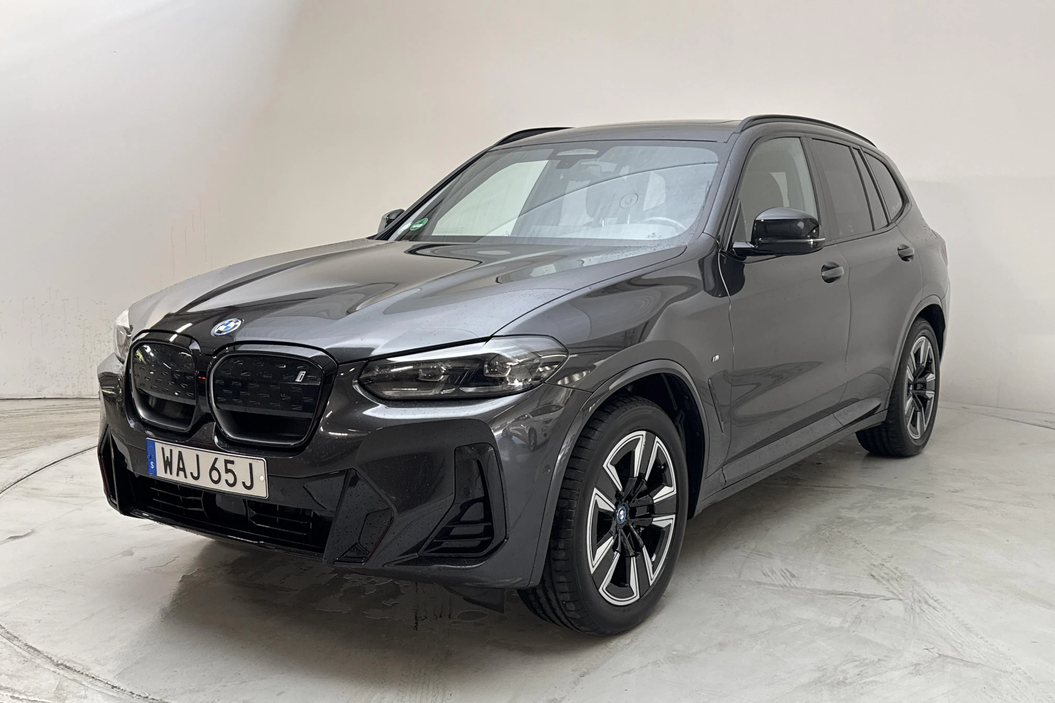 Presentationsfoto 1 av 17: BMW iX3 LCI, G08 (286hk) - 6 467 mil - Automat - grå - 2023