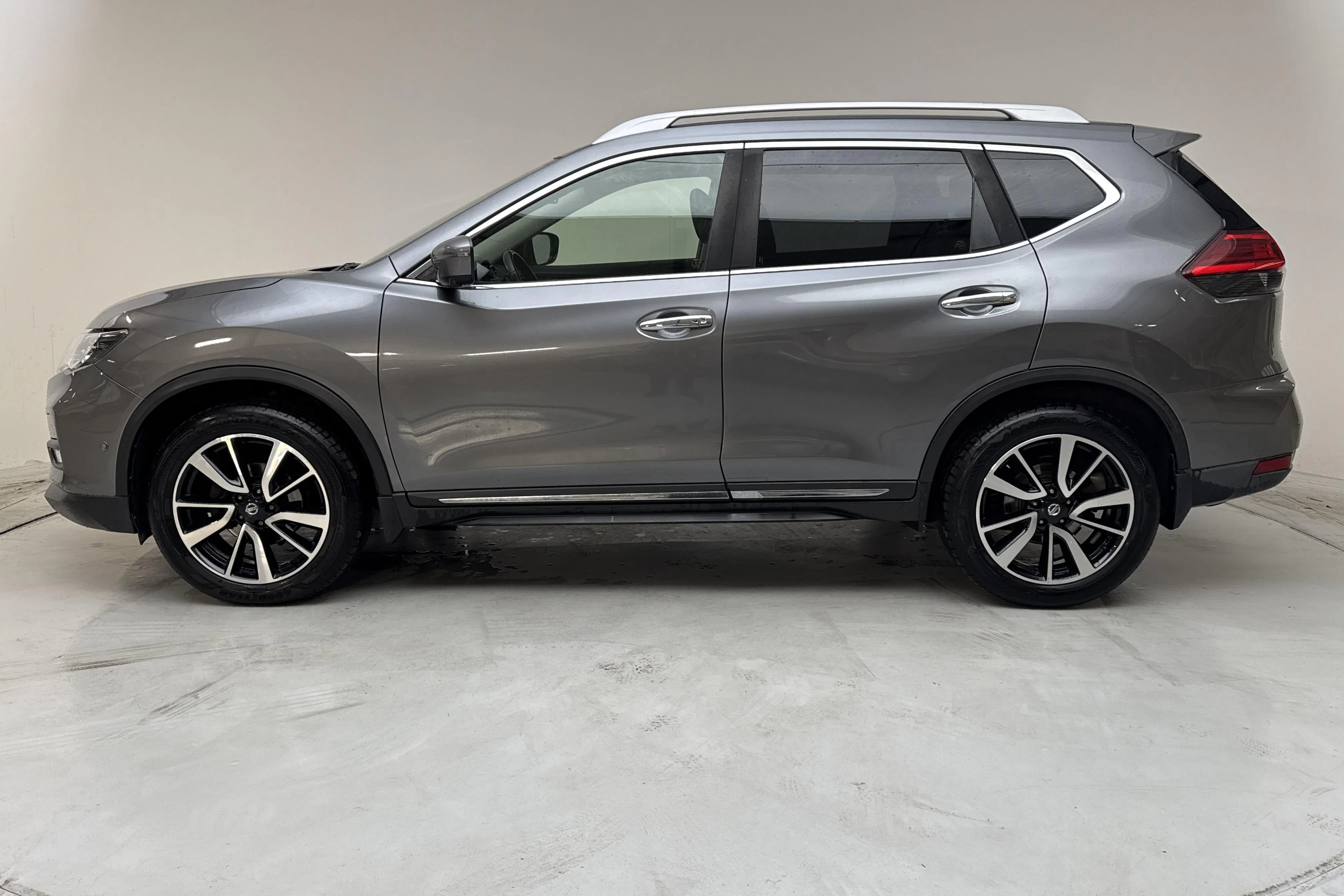 Presentationsfoto 2 av 15: Nissan X-trail 1.6 dCi 2WD (130hk) - 13 531 mil - Automat - grå - 2018