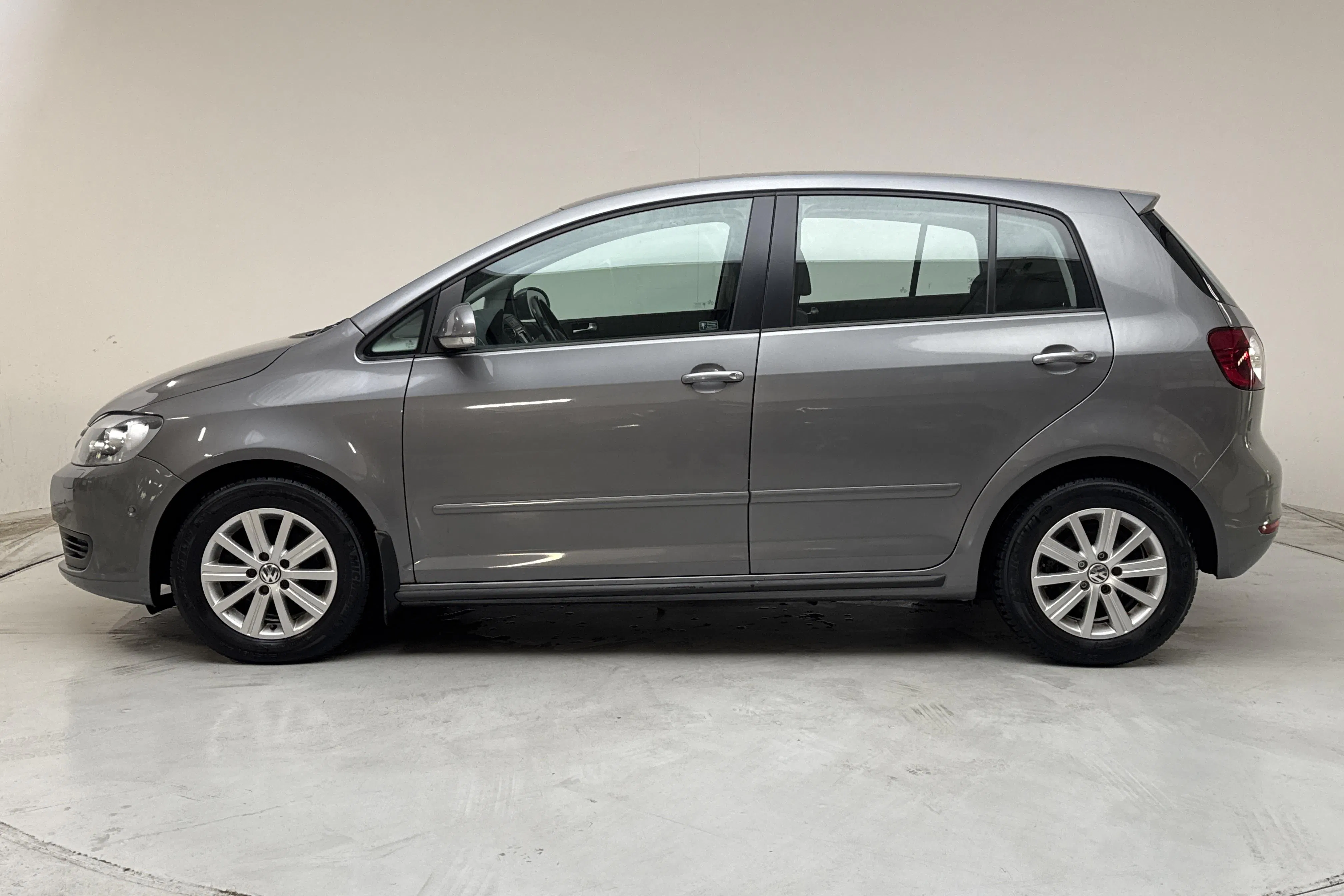 Presentation photo 2 of 14: VW Golf VI 1.6 TDI BlueMotion Technology Plus (105hk) - 186 170 km - Automatic - gray - 2012
