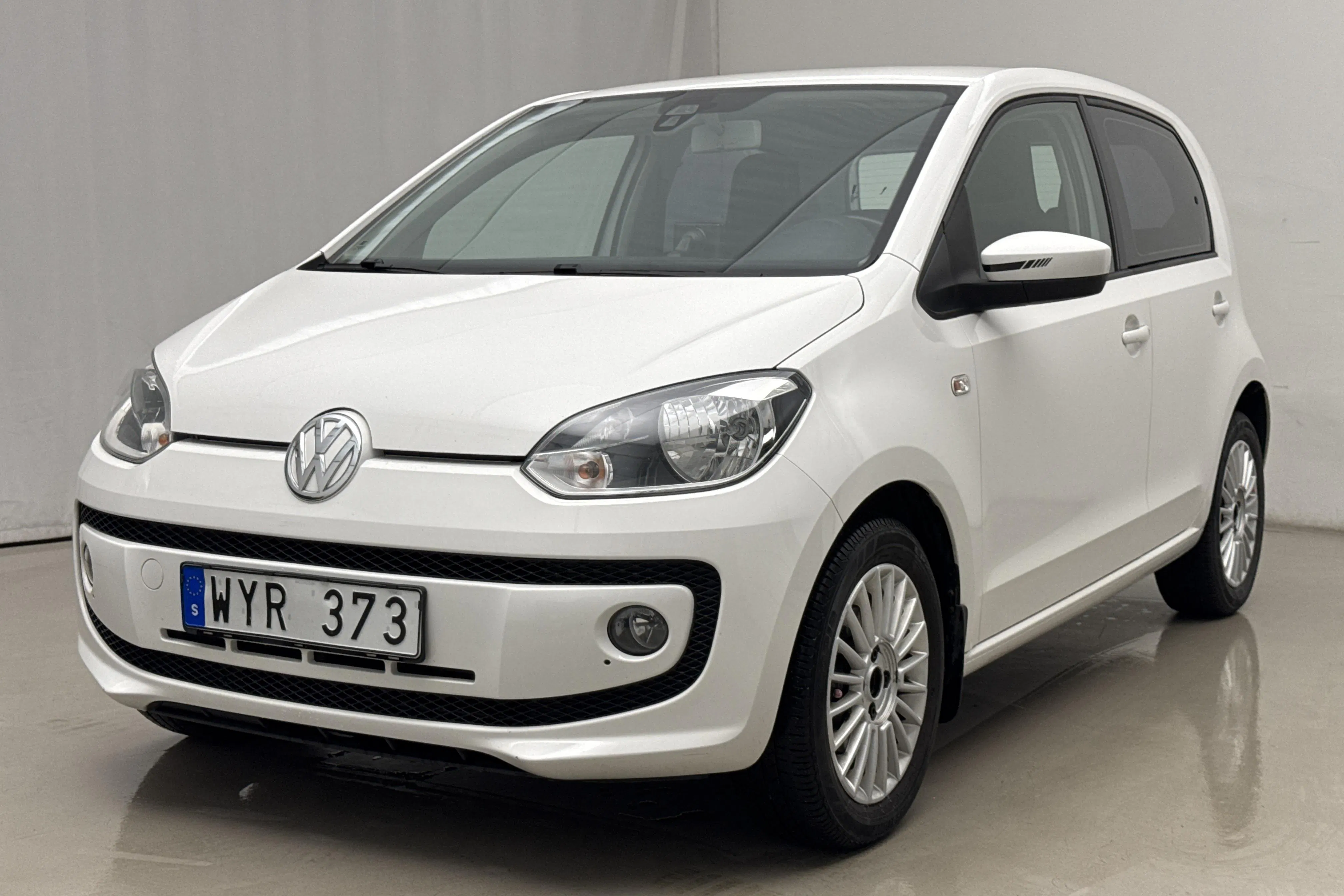 Presentation photo 1 of 16: VW up! 1.0 5dr (75hk) - 100 960 km - Manual - white - 2014