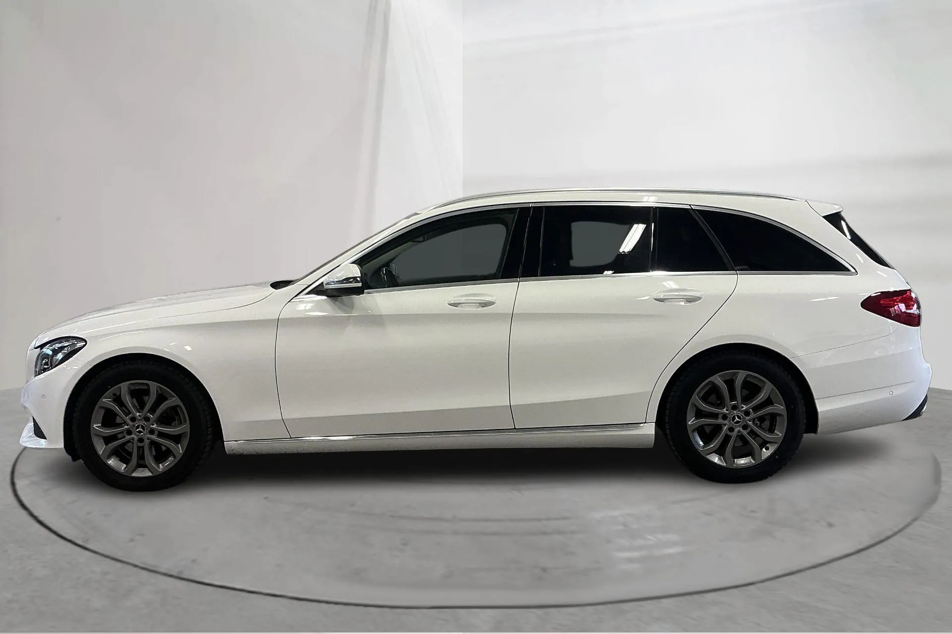 Presentationsfoto 2 av 14: Mercedes C 220 d Kombi S205 (170hk) - 15 787 mil - Automat - vit - 2018