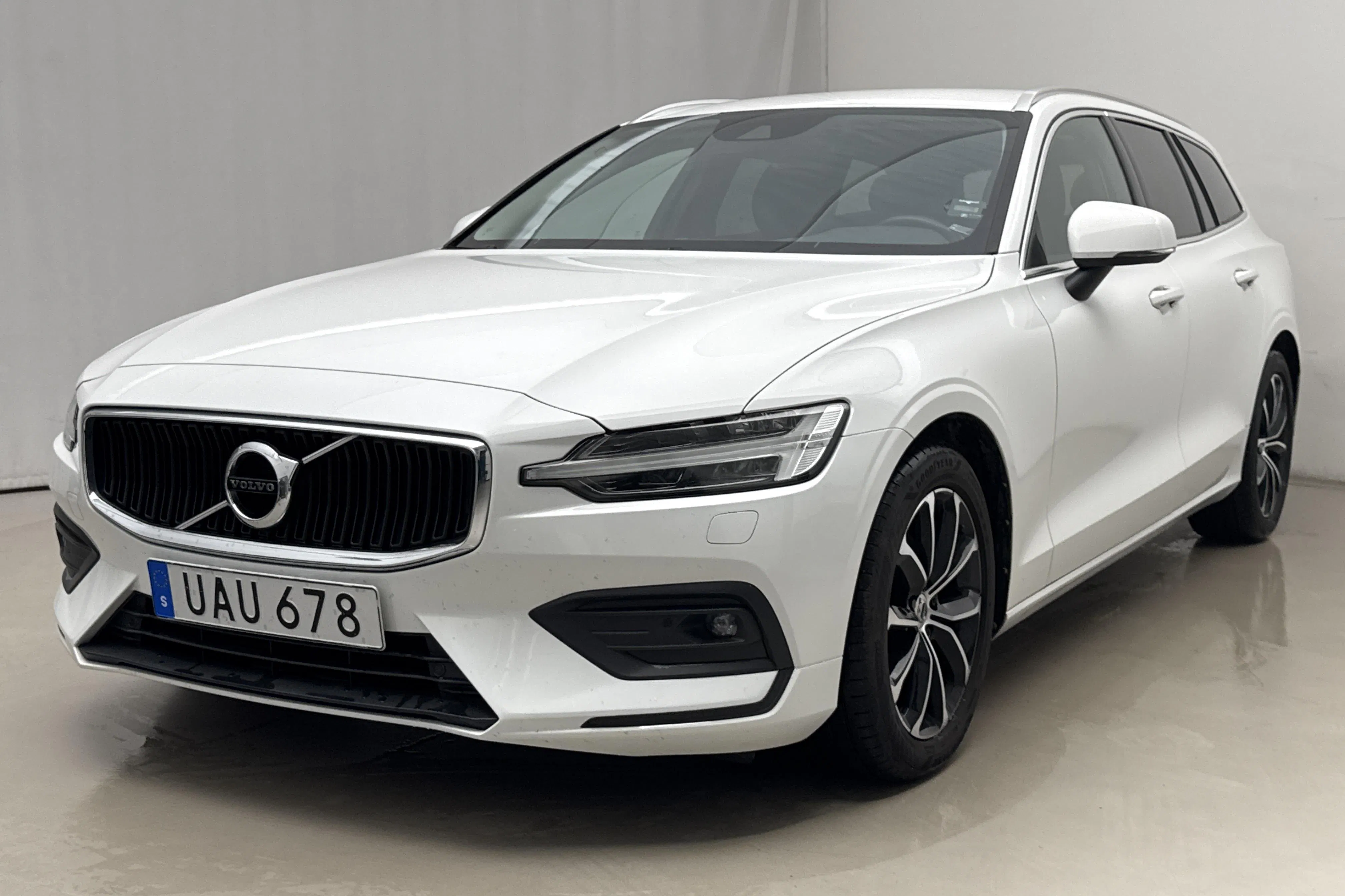 Presentation photo 1 of 21: Volvo V60 D4 (190hk) - 137 700 km - Automatic - white - 2019
