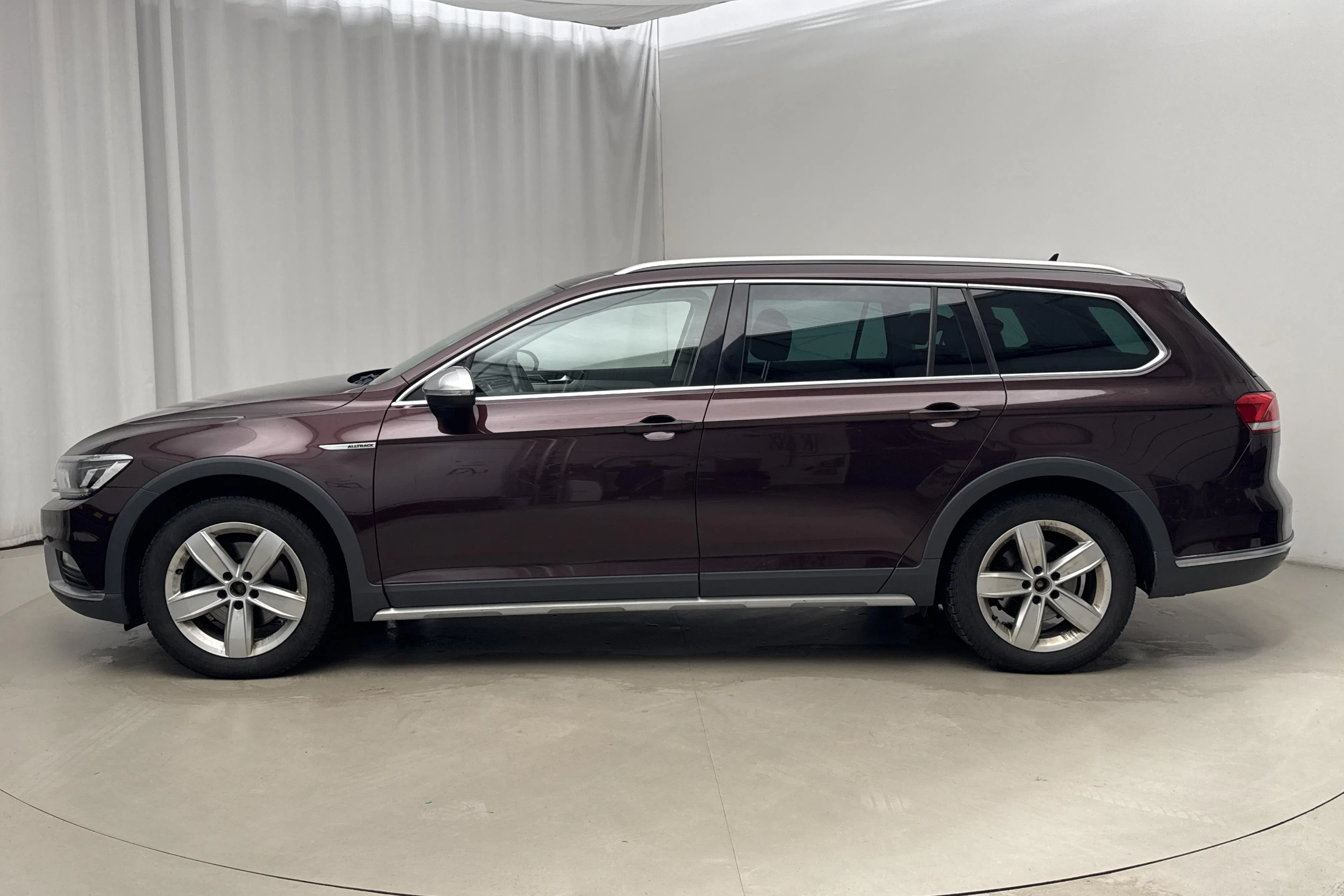 Presentationsfoto 1 av 18: VW Passat Alltrack 2.0 TDI 4MOTION (190hk) - 17 303 mil - Automat - Mörkröd - 2018