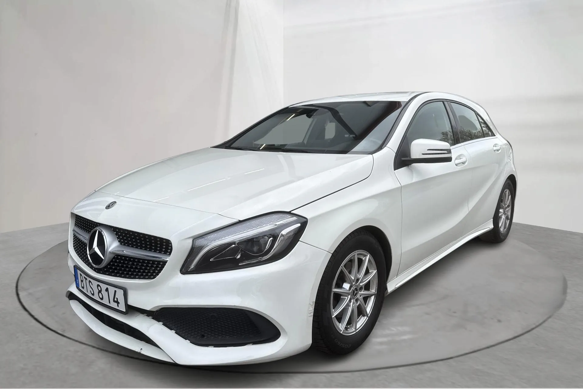Presentation photo 1 of 15: Mercedes A 180 5dr W176 (122hk) - 66 400 km - Automatic - white - 2018