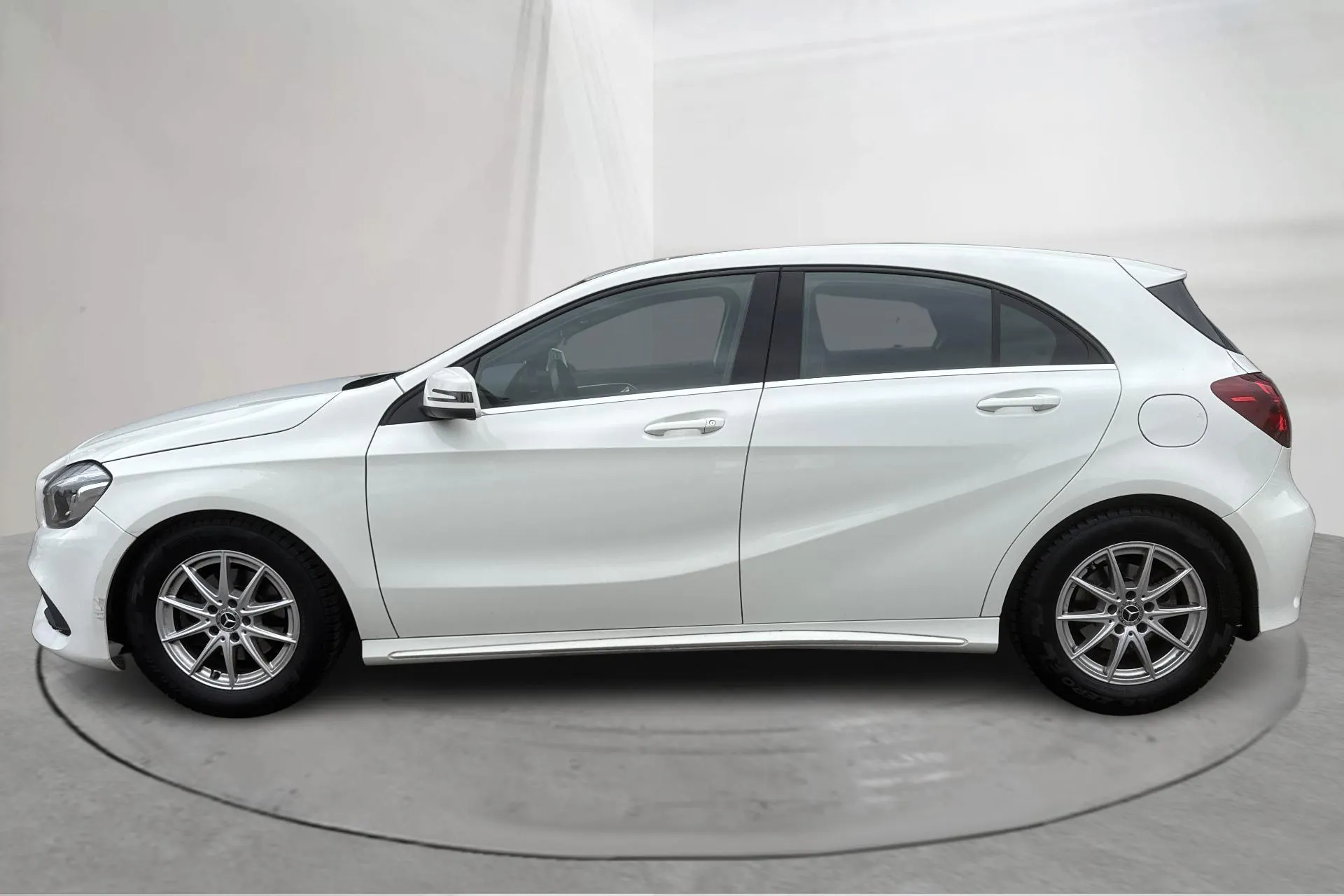 Presentation photo 2 of 15: Mercedes A 180 5dr W176 (122hk) - 66 400 km - Automatic - white - 2018