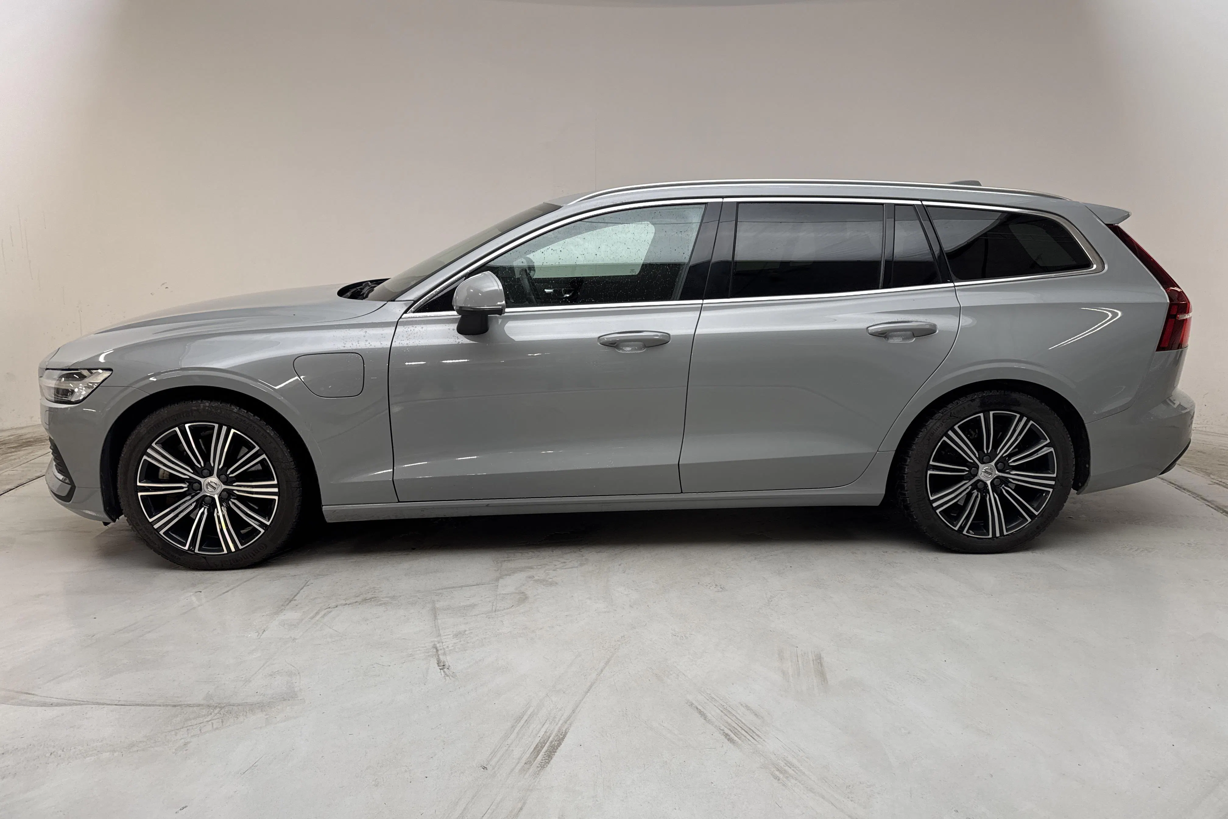 Presentationsfoto 2 av 17: Volvo V60 T6 AWD Recharge (350hk) - 12 300 mil - Automat - grå - 2025