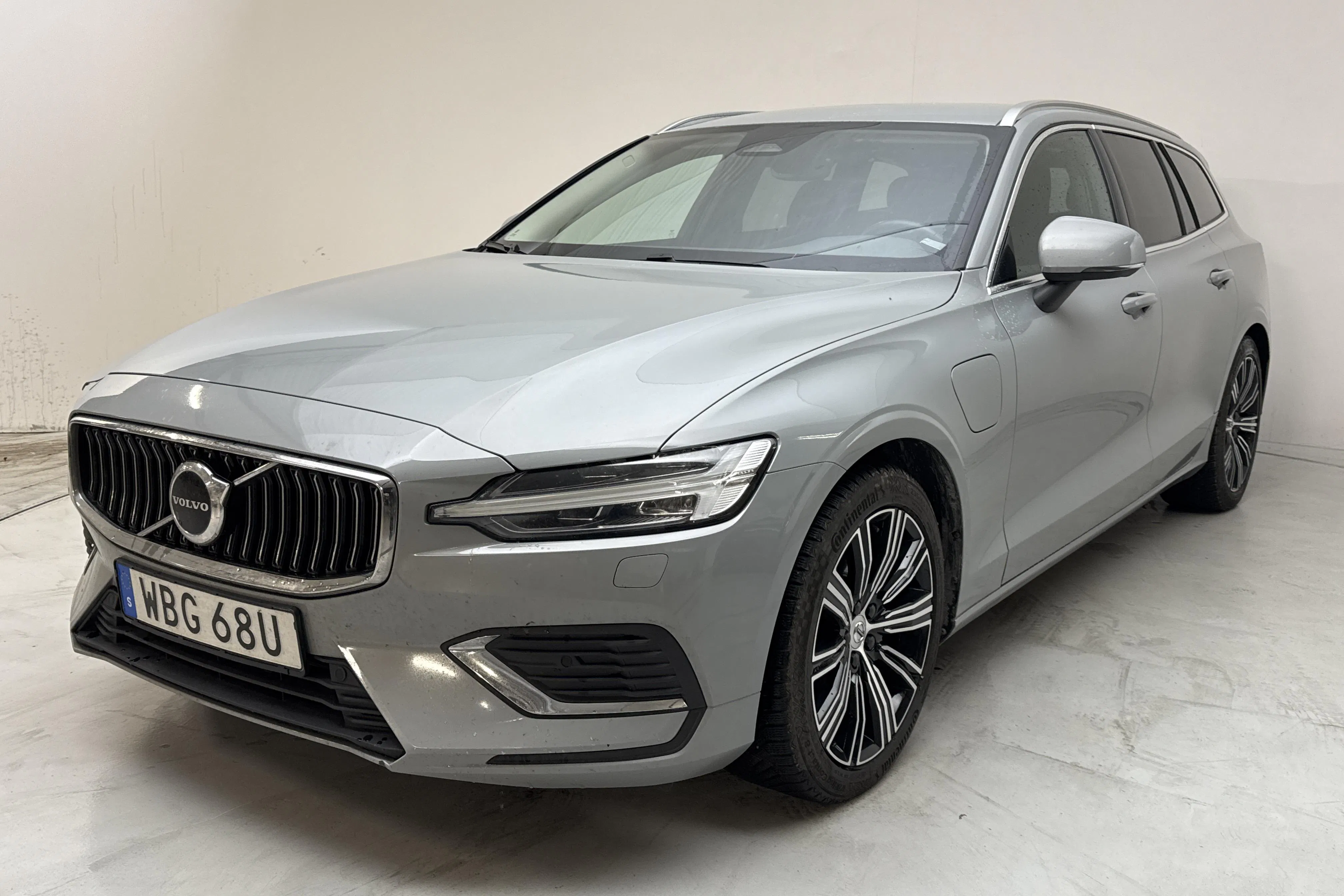 Presentationsfoto 1 av 17: Volvo V60 T6 AWD Recharge (350hk) - 12 300 mil - Automat - grå - 2025