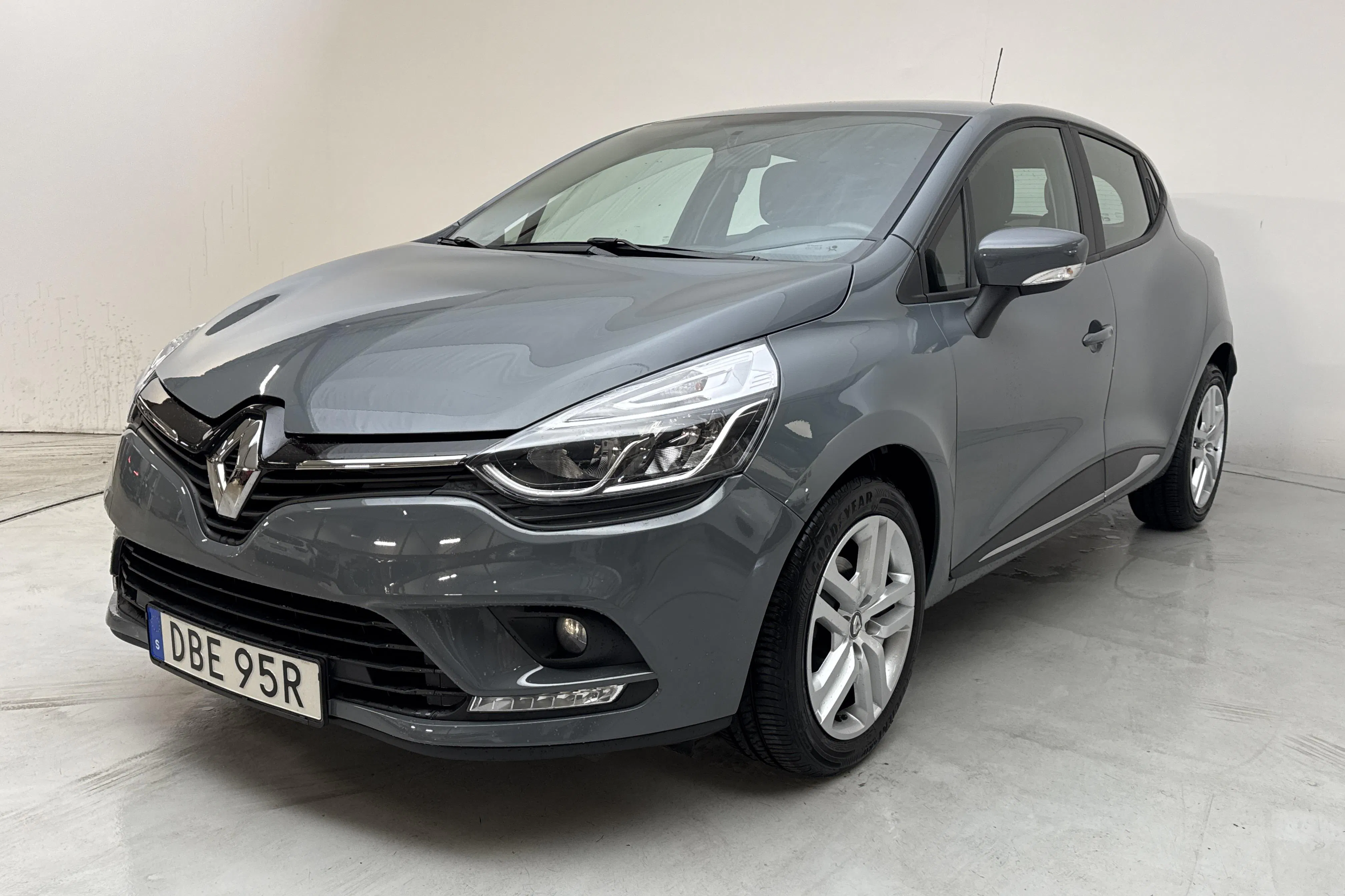 Presentation photo 1 of 13: Renault Clio IV 0.9 TCe 75 5dr (75hk) - 21 180 km - Manual - gray - 2019