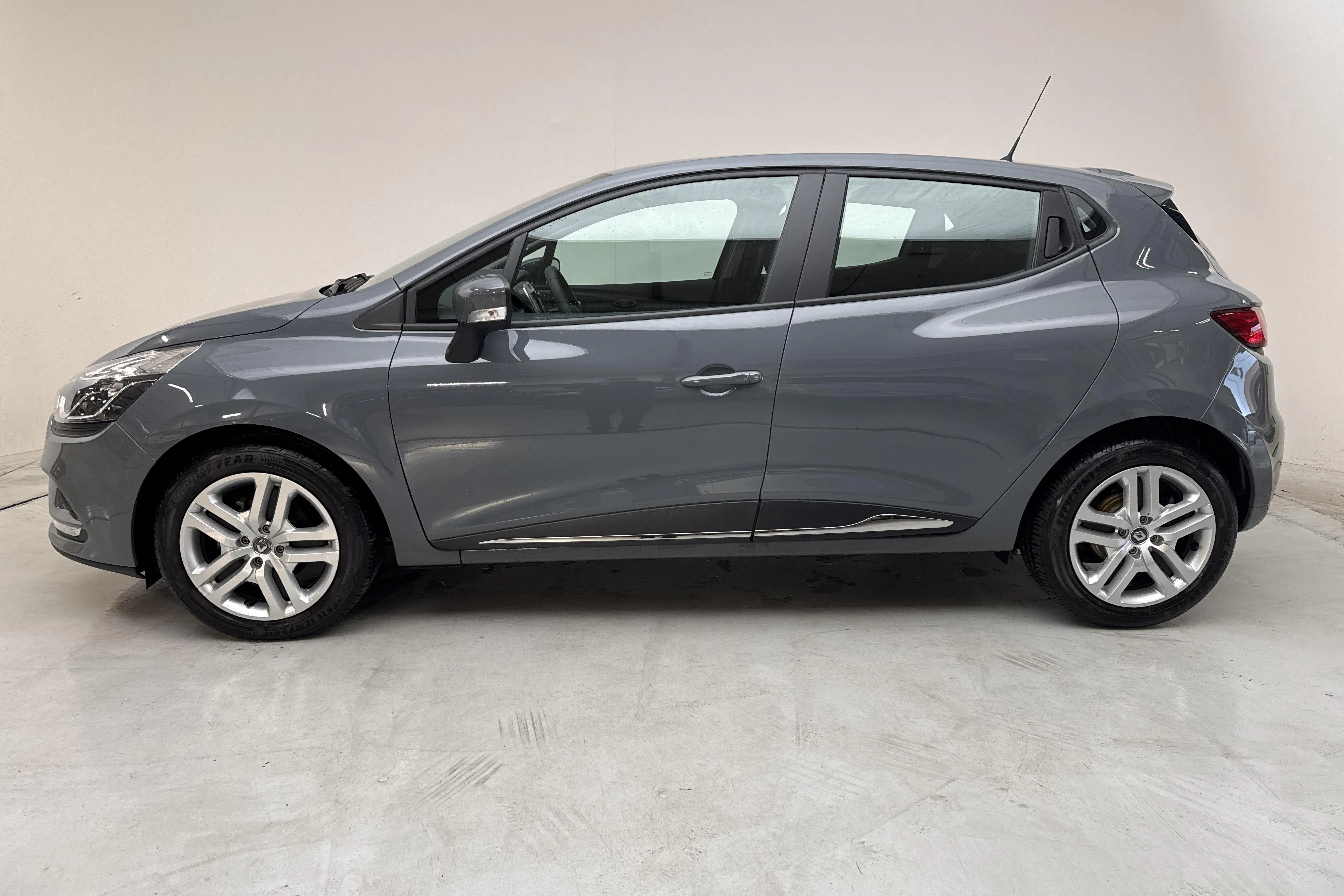 Presentation photo 2 of 13: Renault Clio IV 0.9 TCe 75 5dr (75hk) - 21 180 km - Manual - gray - 2019