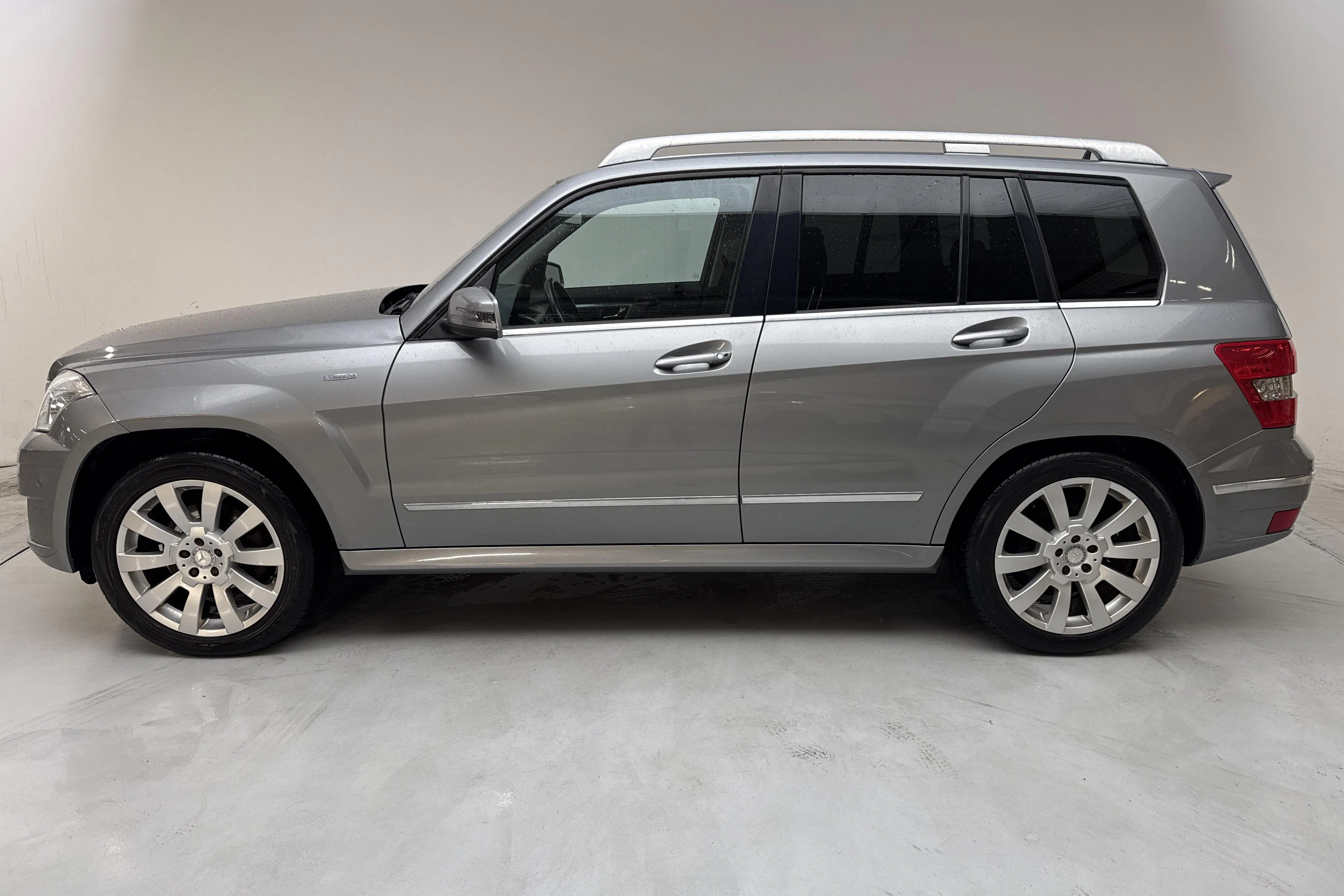 Presentationsfoto 2 av 13: Mercedes GLK 220 CDI BlueEFFICIENCY 4MATIC (170hk) - 15 182 mil - Automat - silver - 2011
